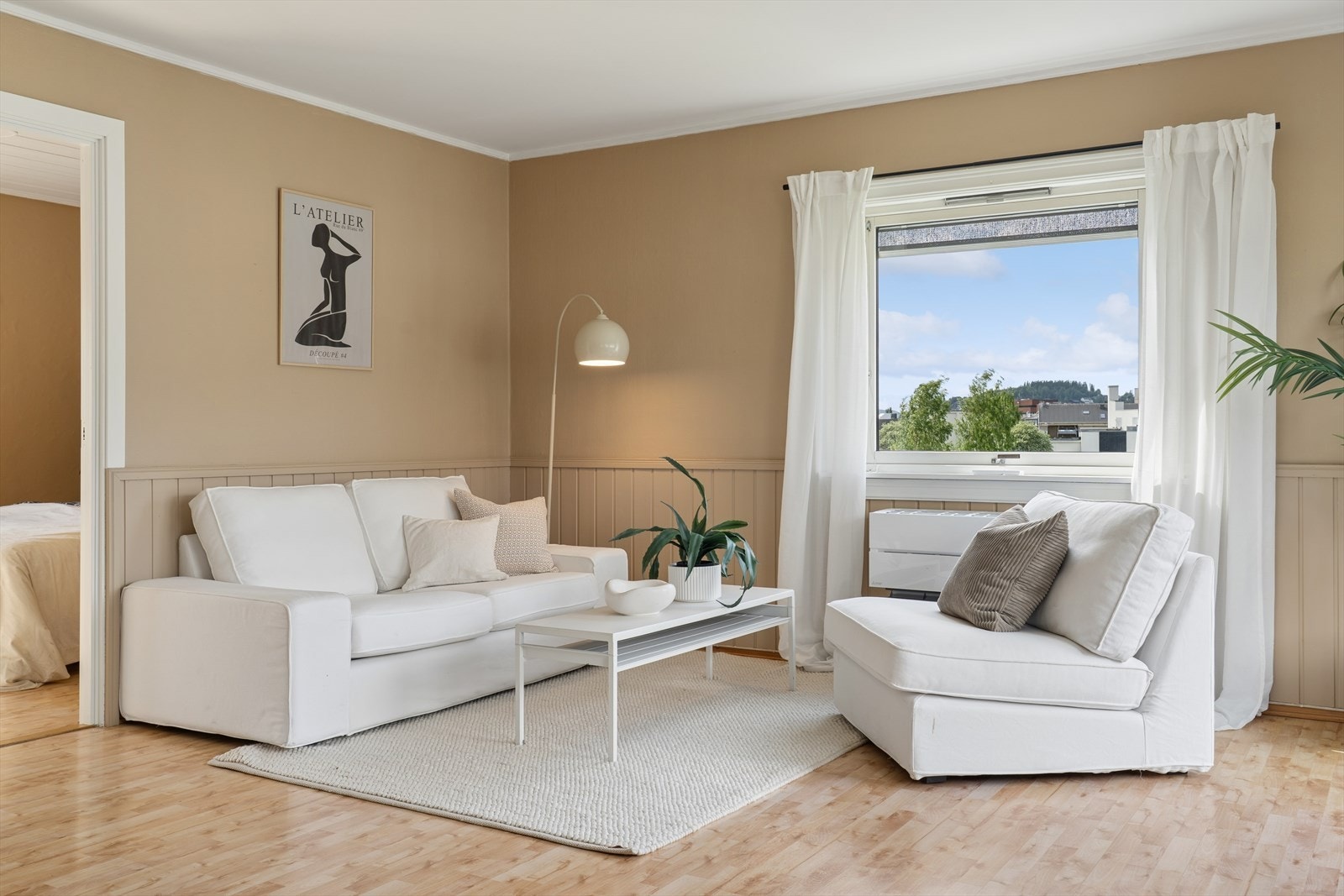 Rommet har laminat på gulv, brystpanel og malt glassfiberstrie på veggene. Galleribilde