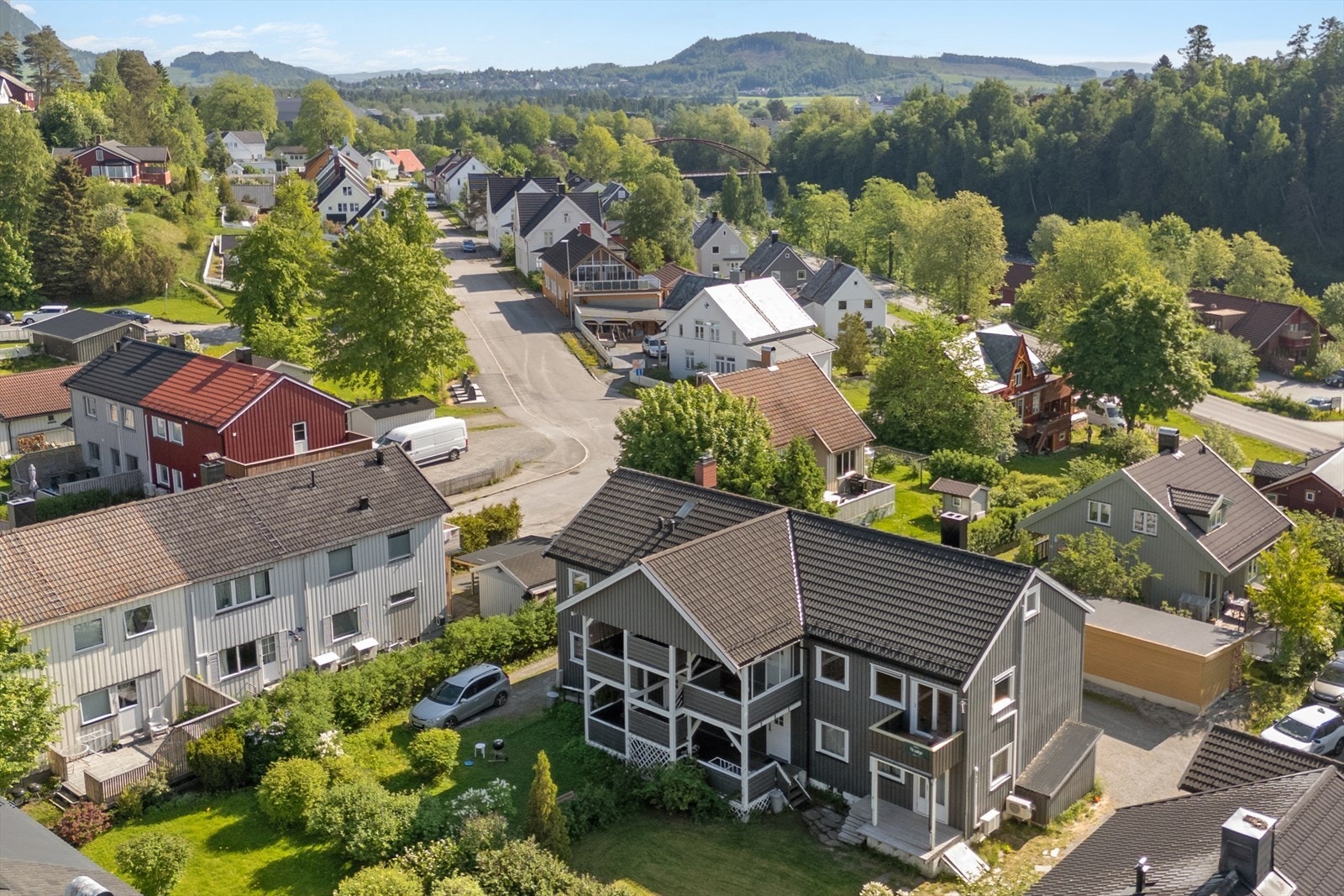 Boligen ligger i et etablert og rolig boligområde i Steinkjer. Galleribilde