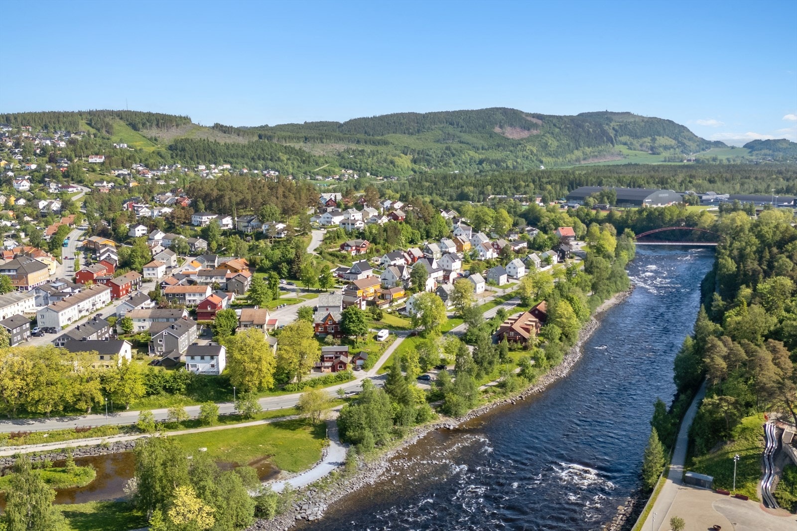 Nærhet til flotte turområder langs elva og i Bogen. Galleribilde