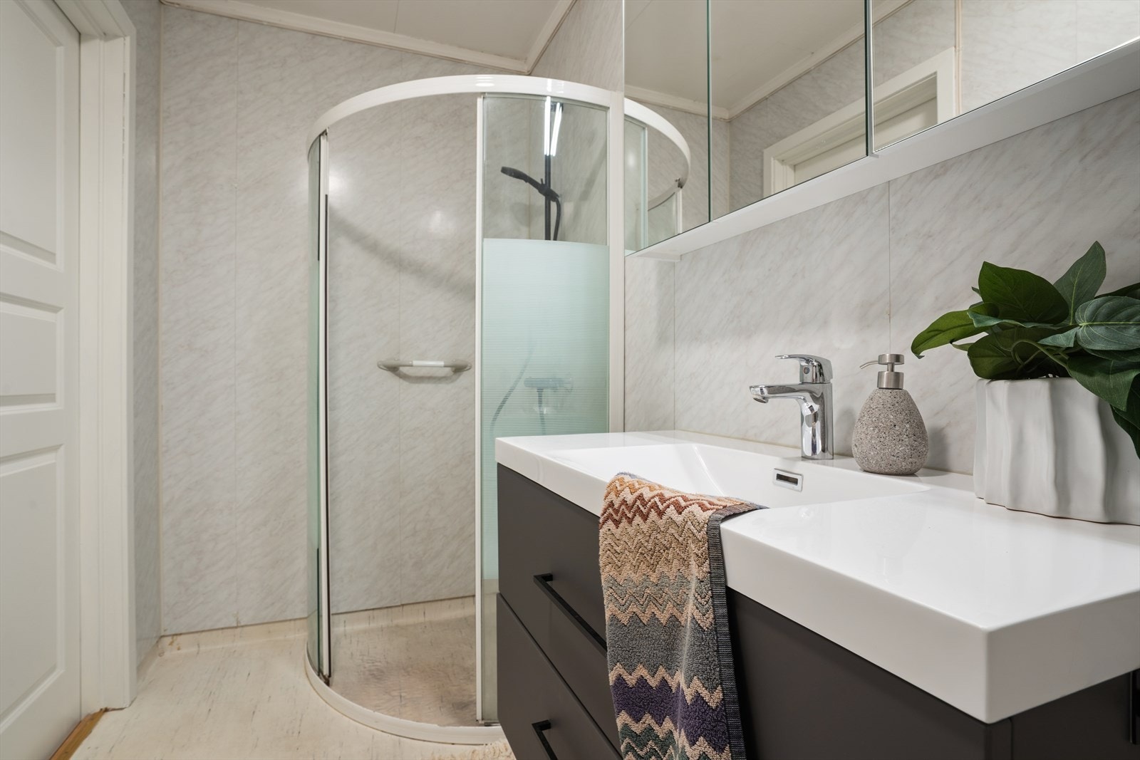 Badet har også opplegg for vaskemaskin og er utstyrt med mekanisk avtrekk. Galleribilde