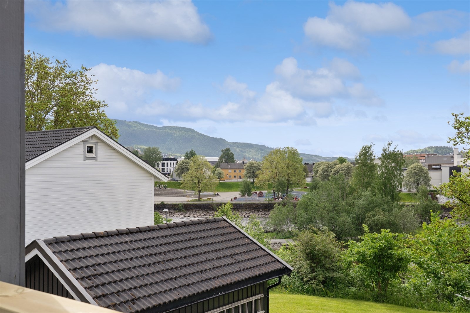 Fra eiendommen er det utsikt over nærområdet og elva. Galleribilde