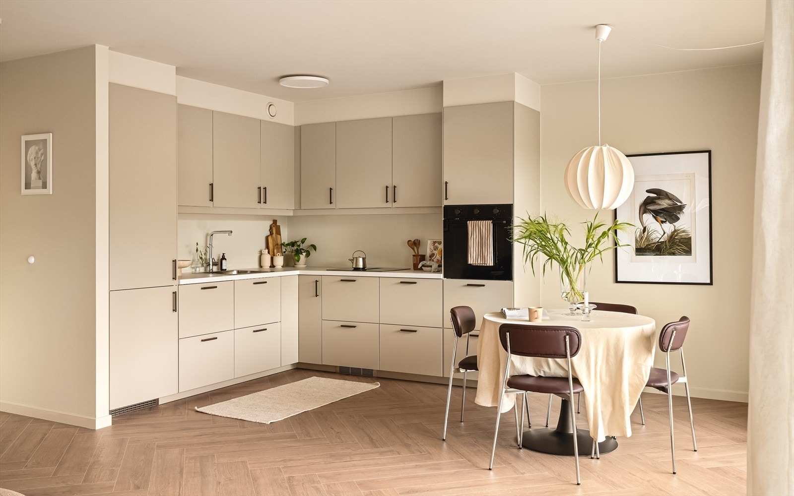 Moderne kjøkken fra IKEA med hvitevarer fra IKEA. Her kan du briljere med kreative oppskrifter. Galleribilde