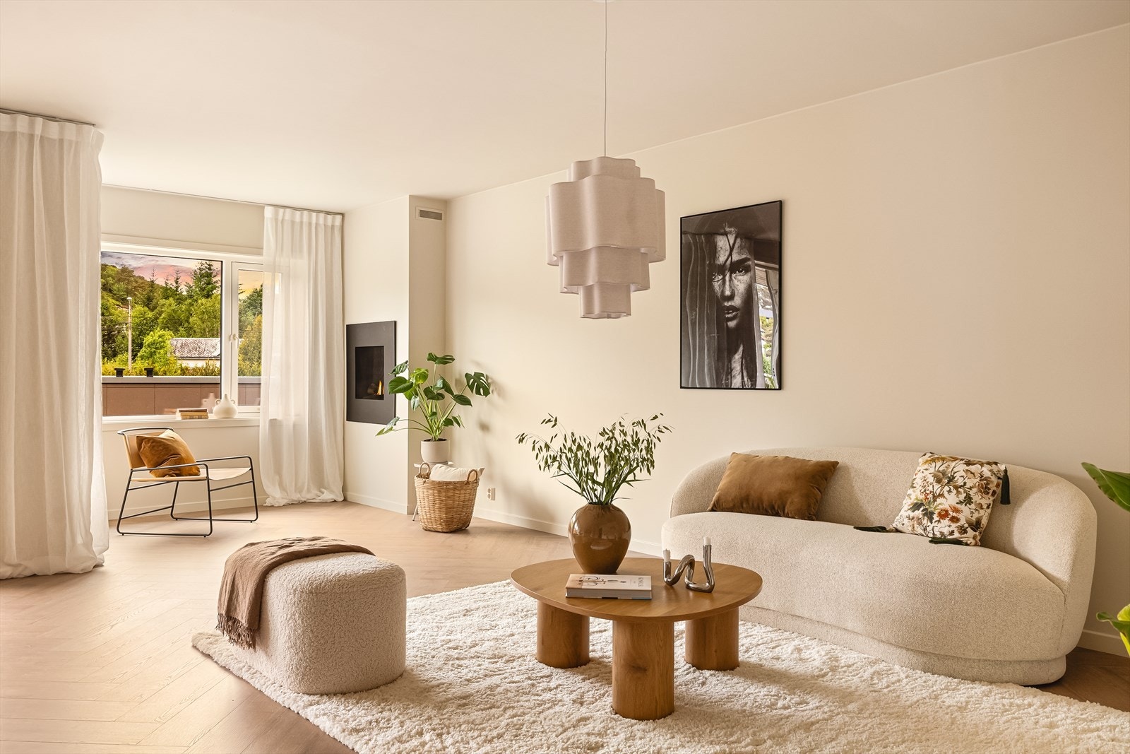 Store vindusflater fyller leiligheten med lys og god stemning. Galleribilde