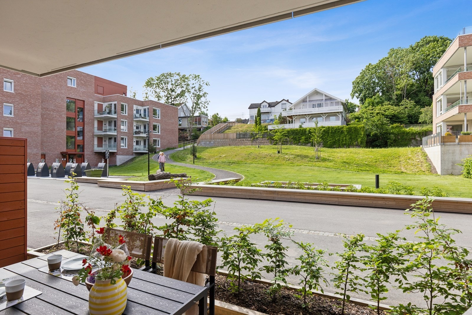 Pent opparbeidet uteområde - grønt og hyggelig utsyn! Gangveien går mot Stabekk togstasjon, kun ca 5 min til stasjonen! Galleribilde
