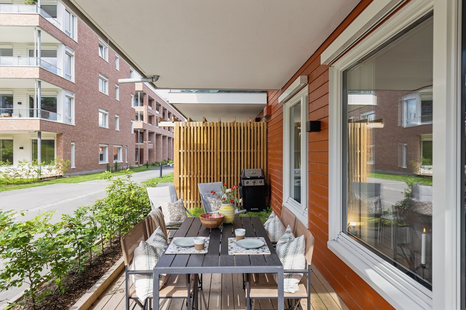 Overbygget terrasse med plass til utemøblement og grill. Galleribilde