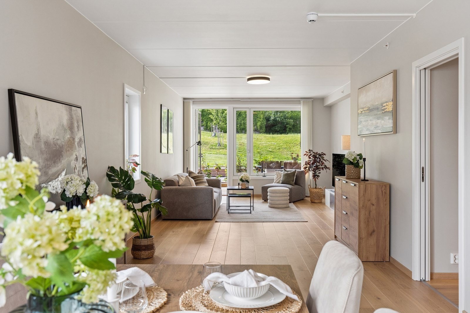 Leiligheten har en gjennomgående god standard med enstavs parkett og vannbåren gulvvarme. Galleribilde