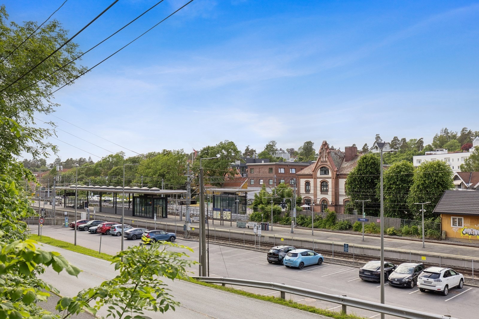 Stabekk stasjon - og resten av Stabekk sentrum - ligger kun ca 5 minutters gange unna leiligheten. Galleribilde