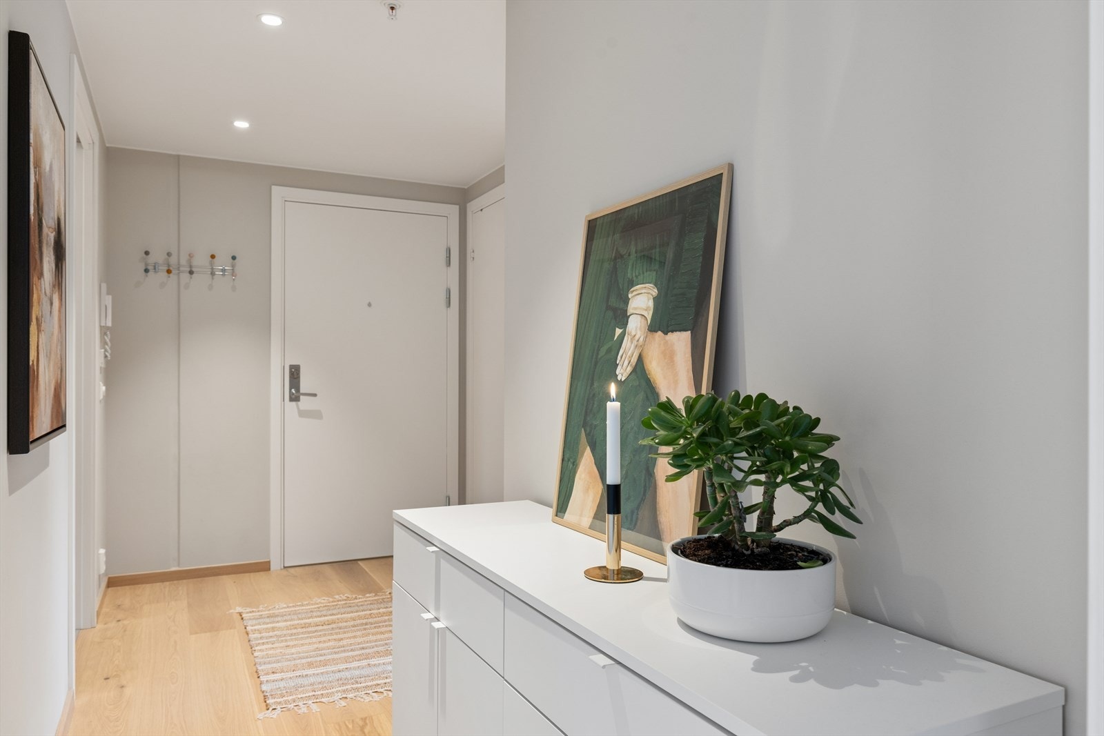 Hyggelig entré med god plass til diverse oppbevaringløsninger. Bod/teknisk rom inn til høyre for inngangsdøren. Galleribilde