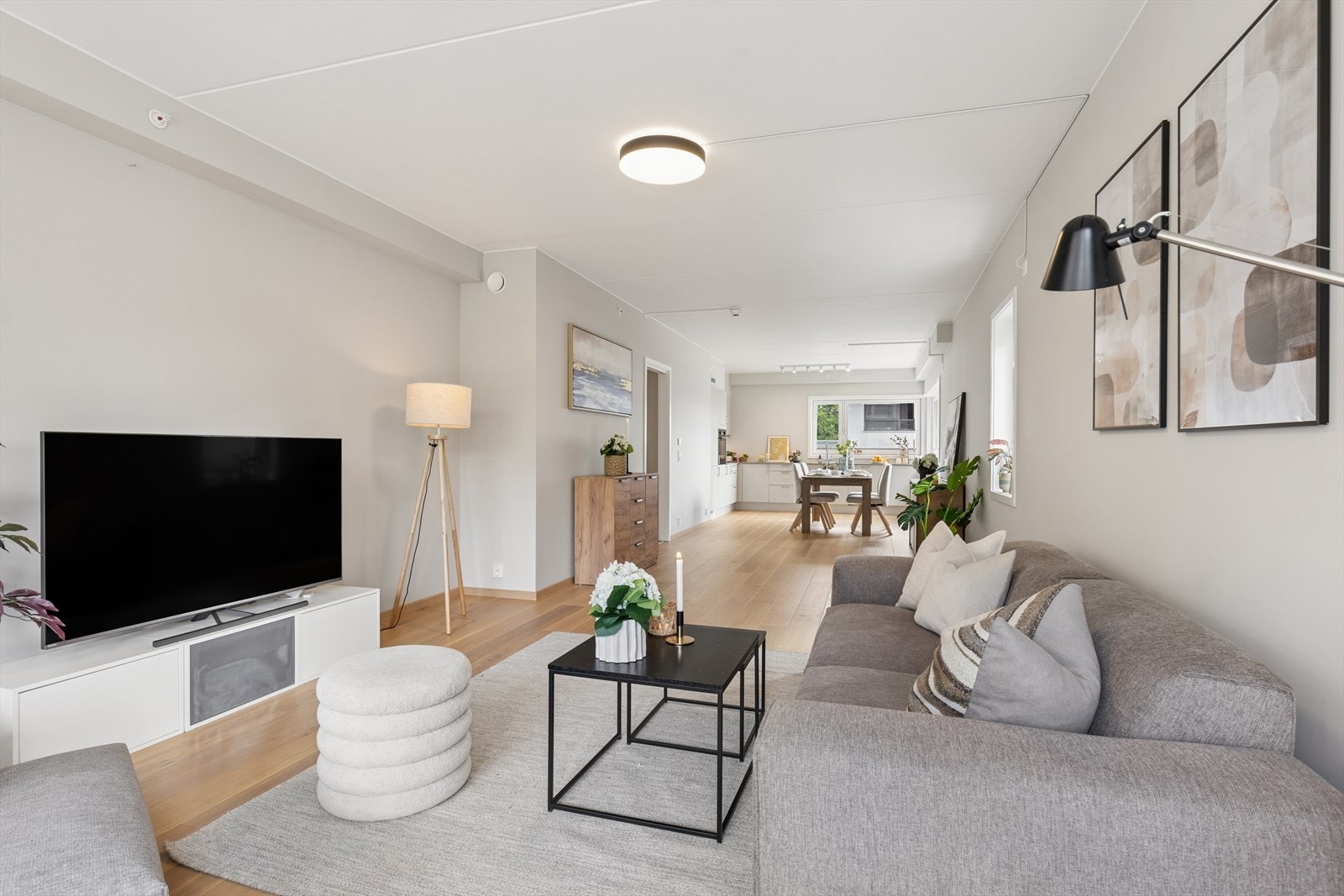Romslig stue som blir et naturlig samlingspunkt i boligen. Galleribilde