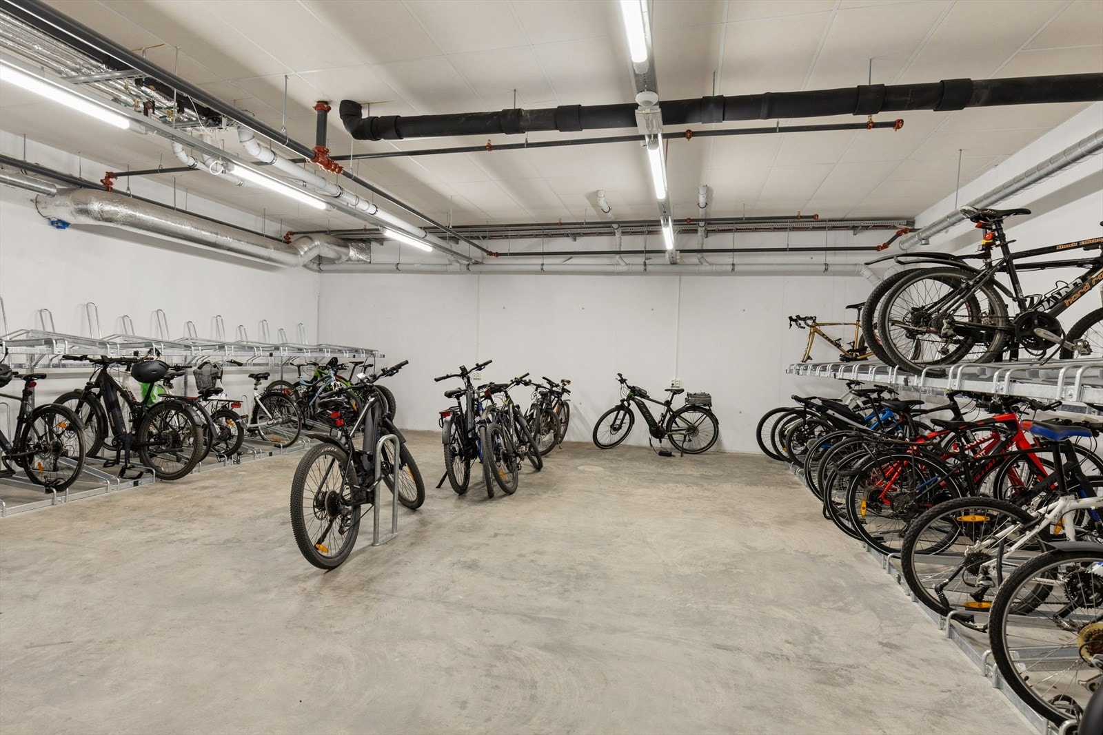 Sykkelparkering i garasjeanlegget. Galleribilde