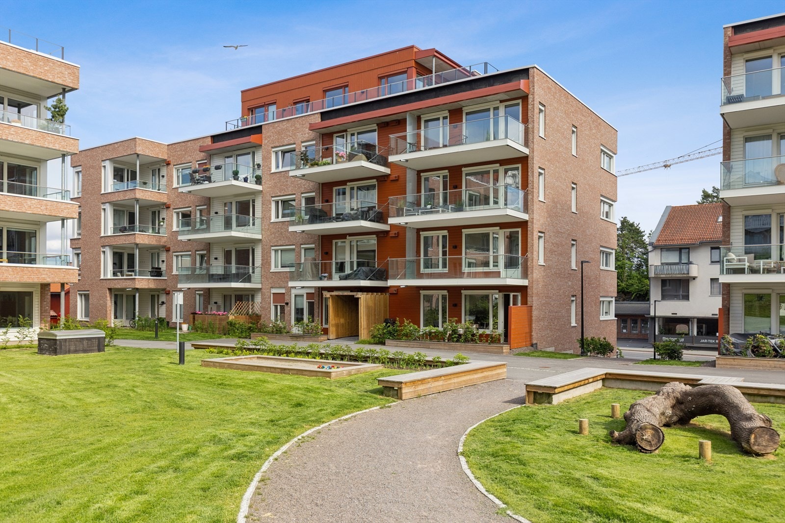 Sameiet har pent opparbeidede fellesarealer med plener og interne gangveier samt felles takterrasse! Galleribilde