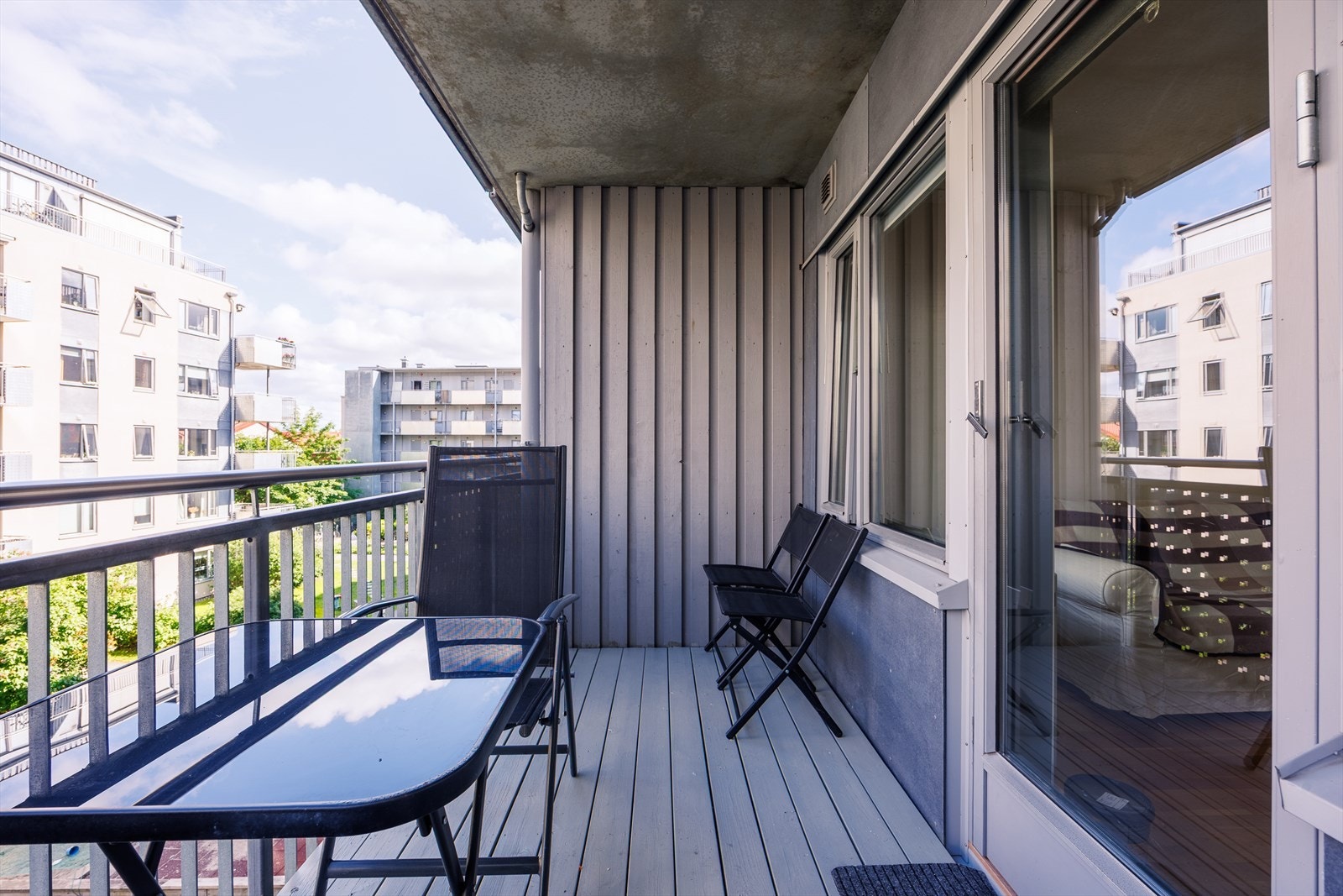 Balkongen er overbygget, har terrassebord på gulv og plass til sittegruppe etter eget ønske og behov. Galleribilde