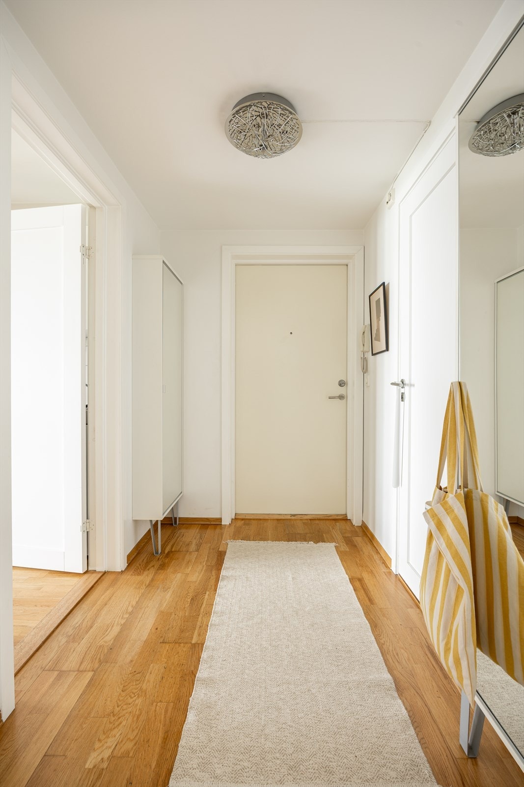 Selv på regnværsdager kommer du deg enkelt og behagelig hjem. Fra garasjeplassen i kjelleren tar du heisen rett opp til leiligheten i 3. etasje, helt uten å måtte ut i vær og vind. Galleribilde