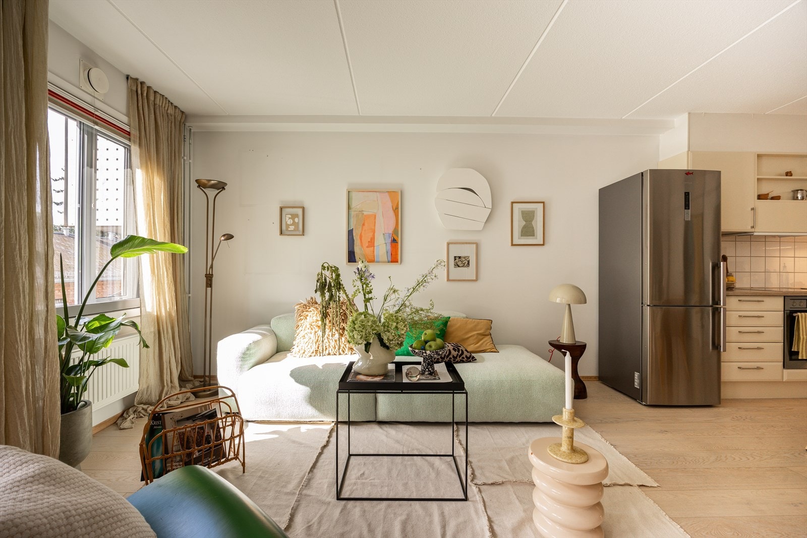 Beliggenheten i bygget, med store vindusflater sørger for rikelig med naturlig lys. Galleribilde