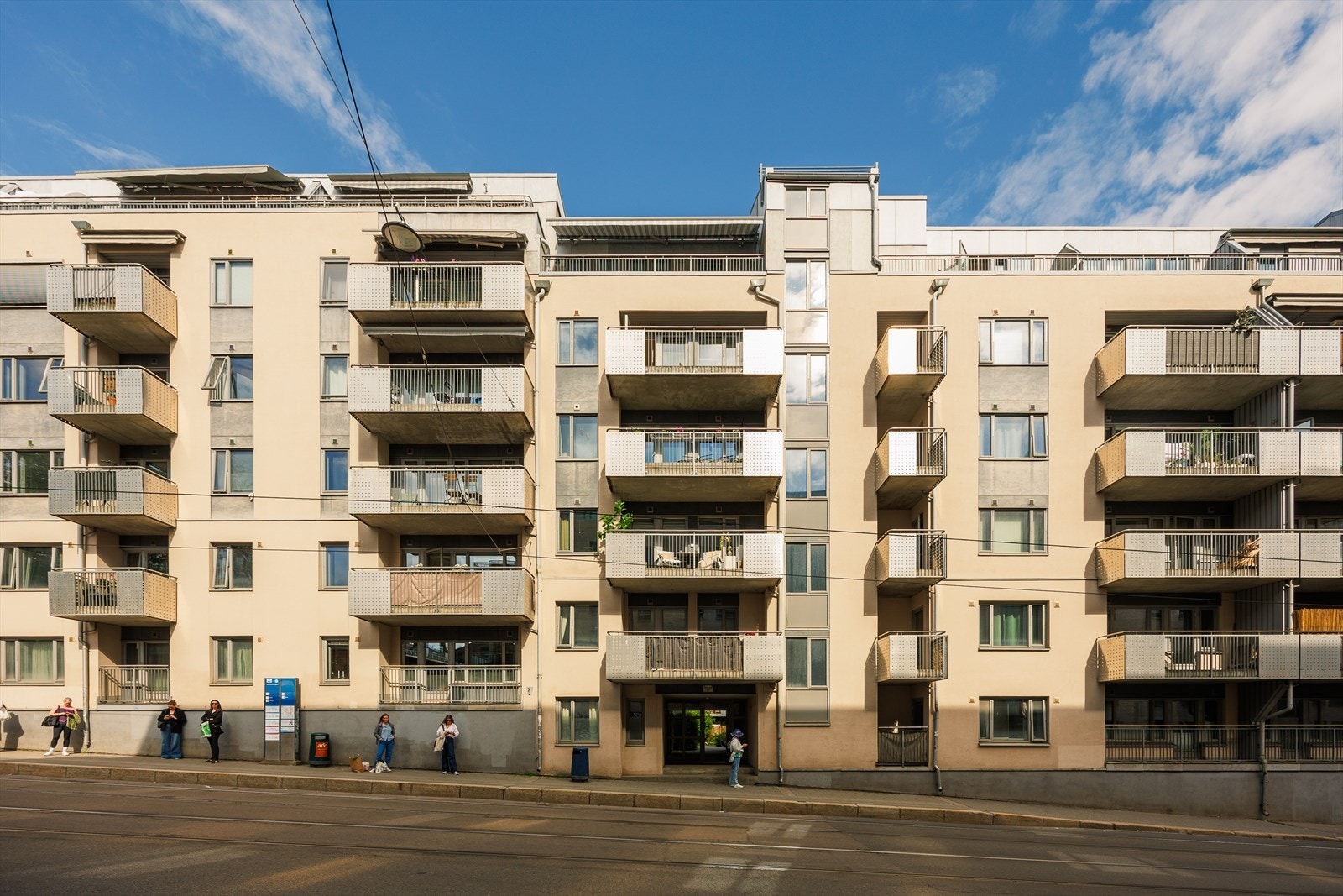 Tidstypisk fasade med et rent, moderne og velholdt uttrykk. Galleribilde