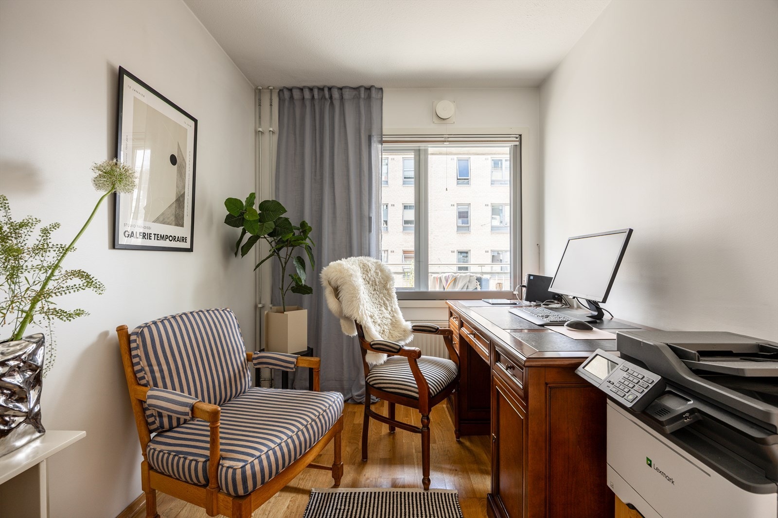 Samme gode standard som resten av leiligheten med parkett på gulv og glatte malte overflater. Galleribilde