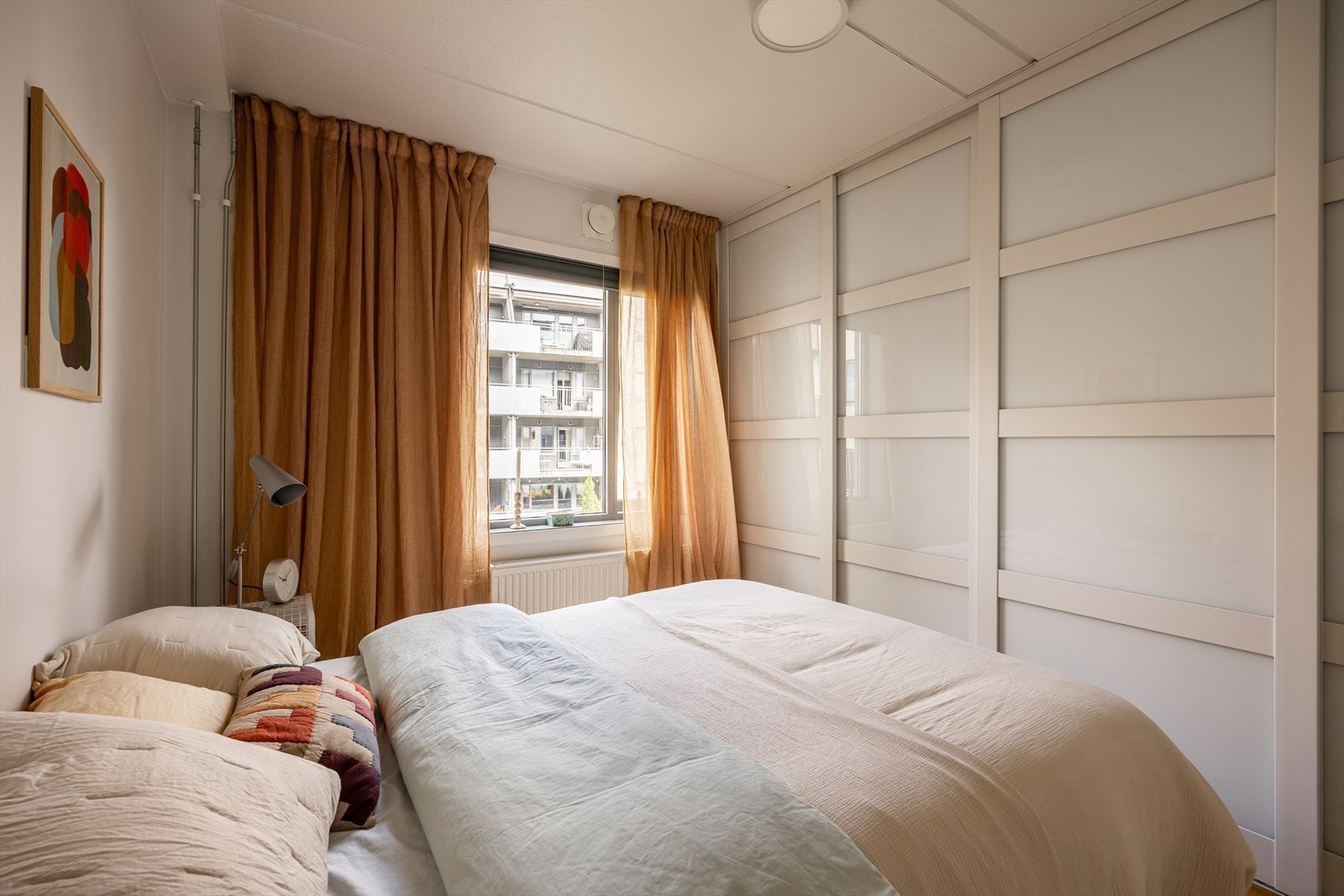 På soverommet har du plass til dobbeltseng med tilhørende nattbord God oppbevaringsplass i stor innebygget skyvedørsgarderobe. Galleribilde