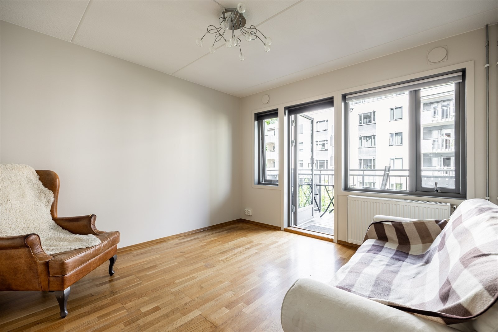Hybeldelen passer også perfekt som en hovedsoverom med tilknytning til eget bad og balkong. De store vindusflatene slipper inn rikelig med naturlig lys som gir en god romfølelse. Galleribilde