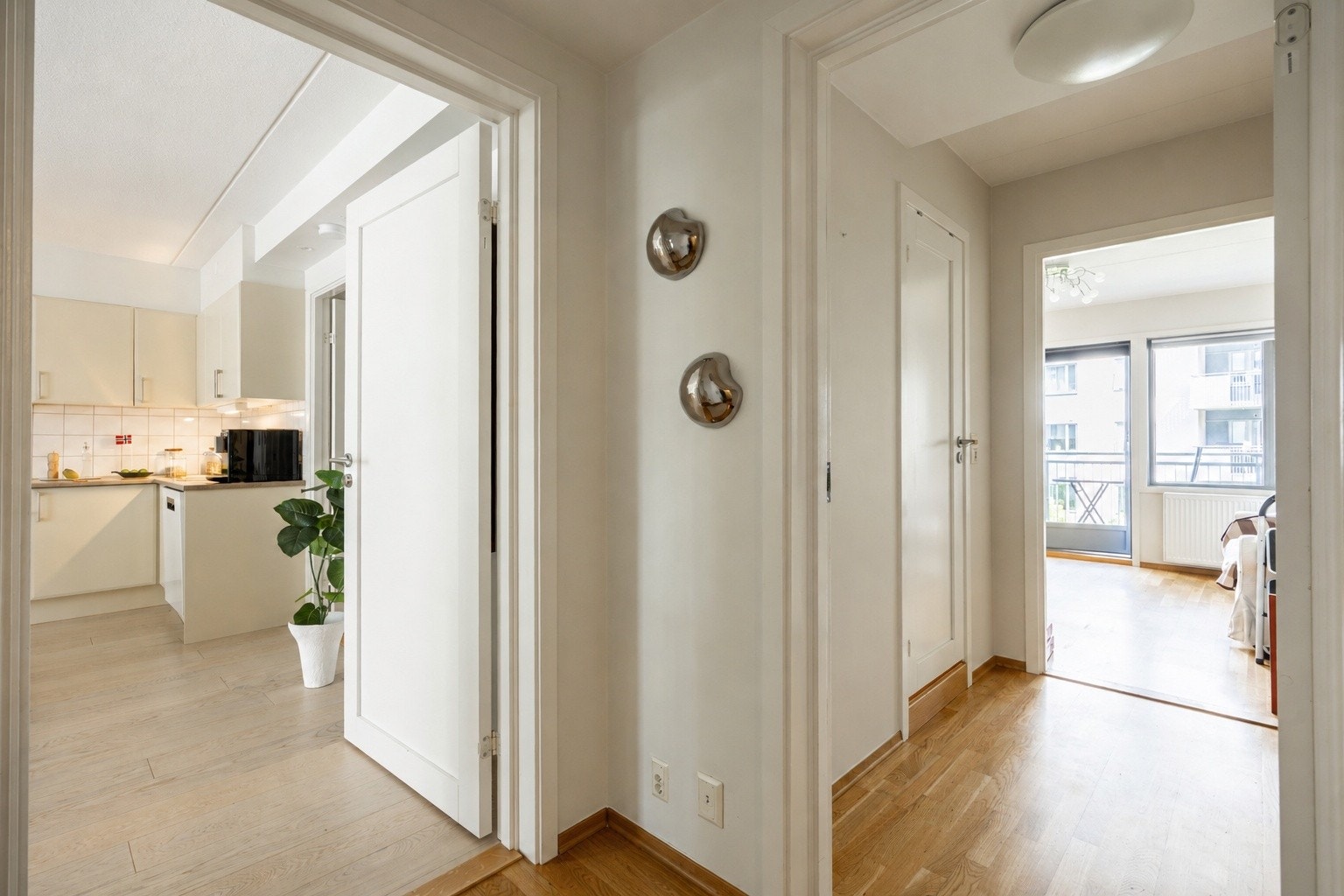 Fra entréen er det også adkomst til en hybeldel som kan leies ut skattefritt dersom du selv bor i hoveddelen. Galleribilde