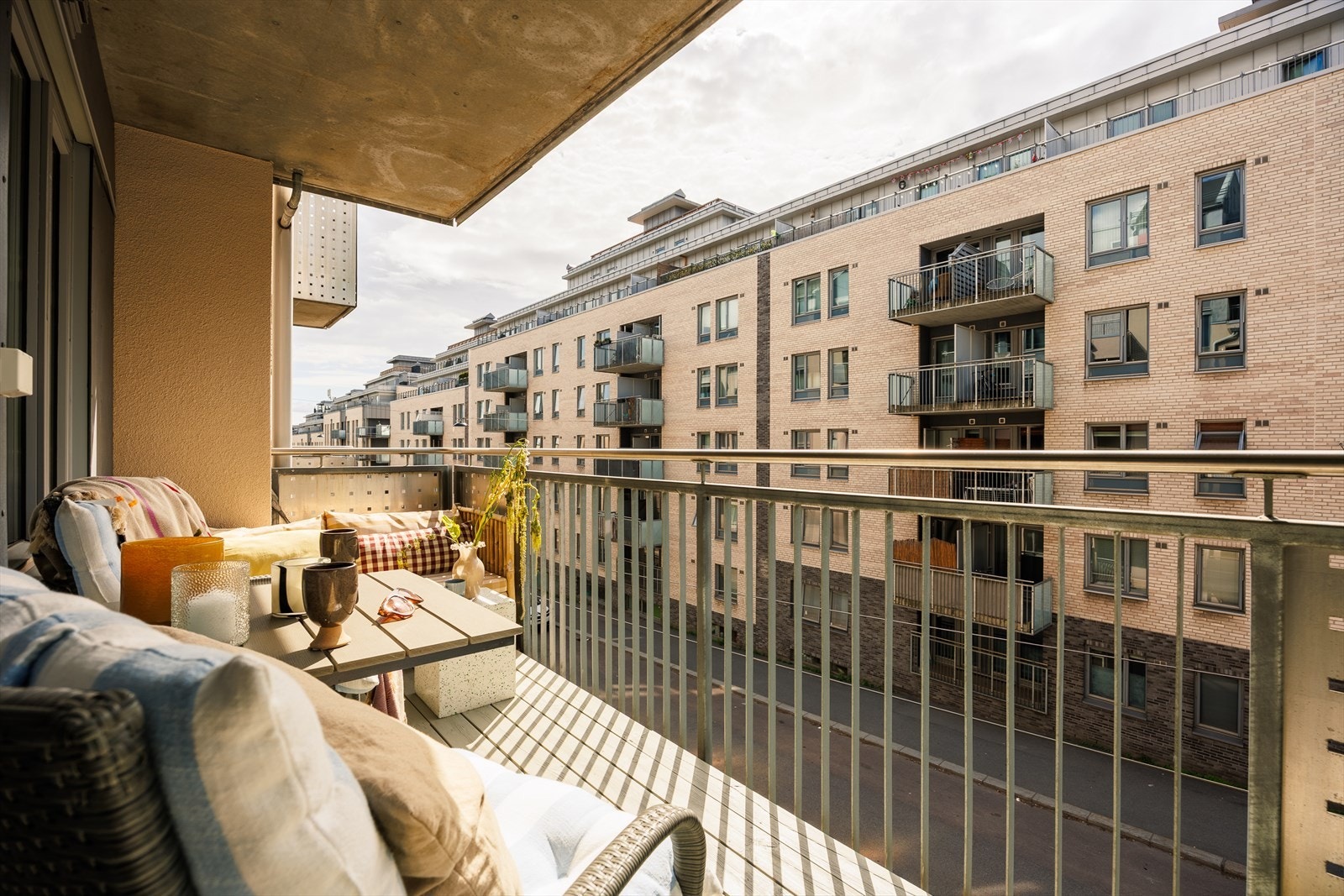 Fra stuen har du utgang til en flott og solrik vestvendt balkong på ca. 8m². Galleribilde