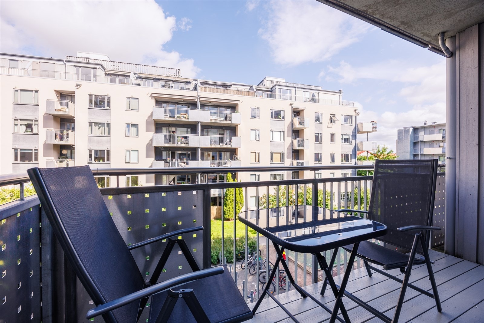 Utgang til hyggelig og solrik østvendt balkong på ca. 6m². Galleribilde