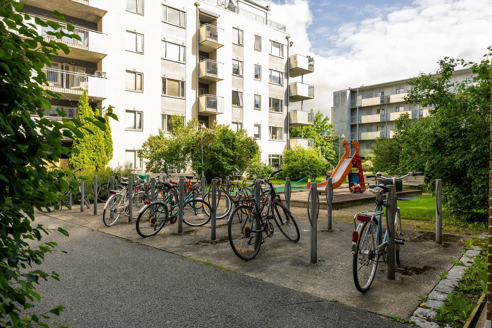 Flotte grønne fellesarelaer med ulike sittegrupper og lekeplasser. Galleribilde
