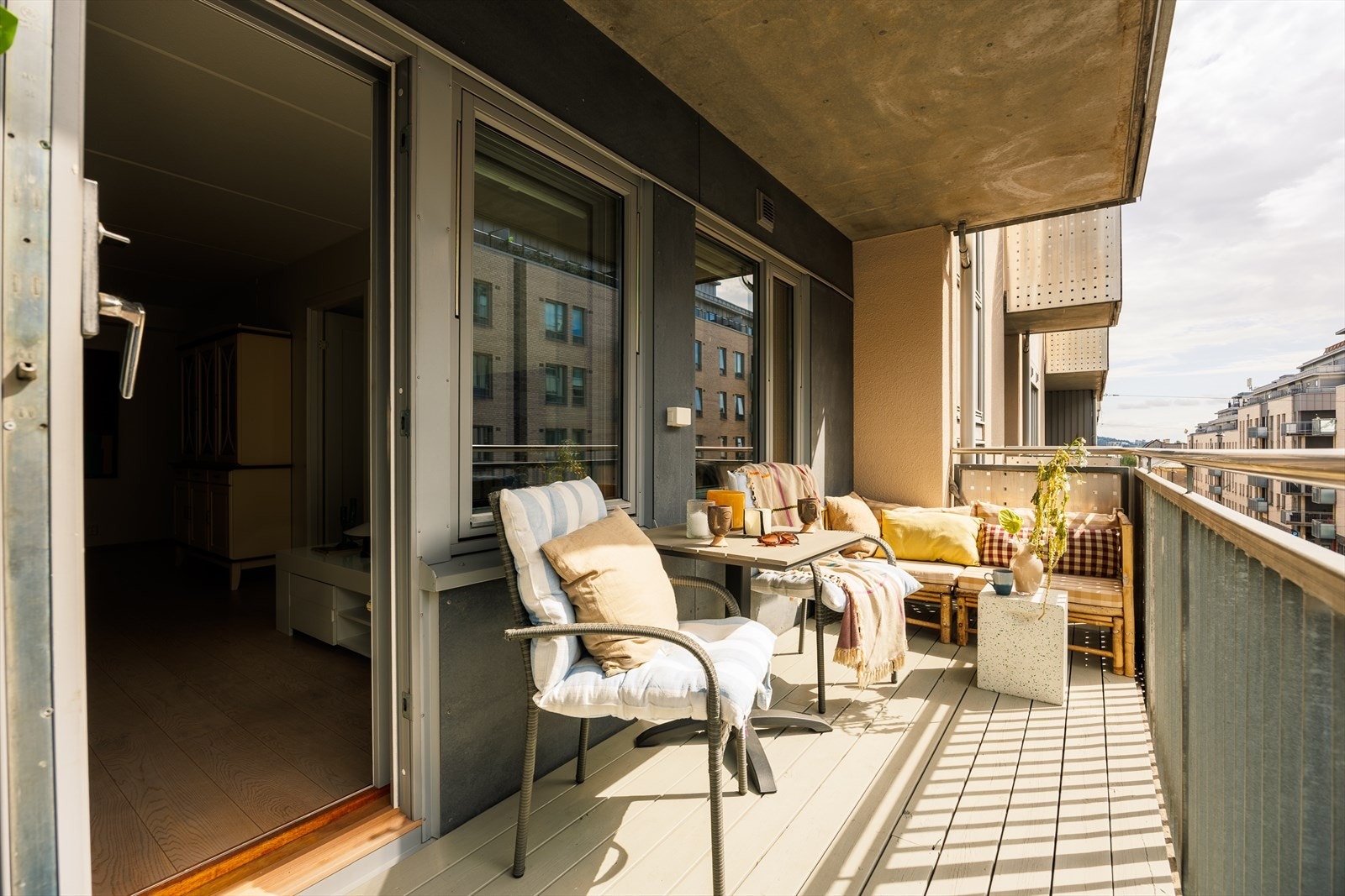 Vestvendt balkong som er overbygget, har terrassebord på gulv og god plass til sittegruppe etter eget ønske og behov. Galleribilde