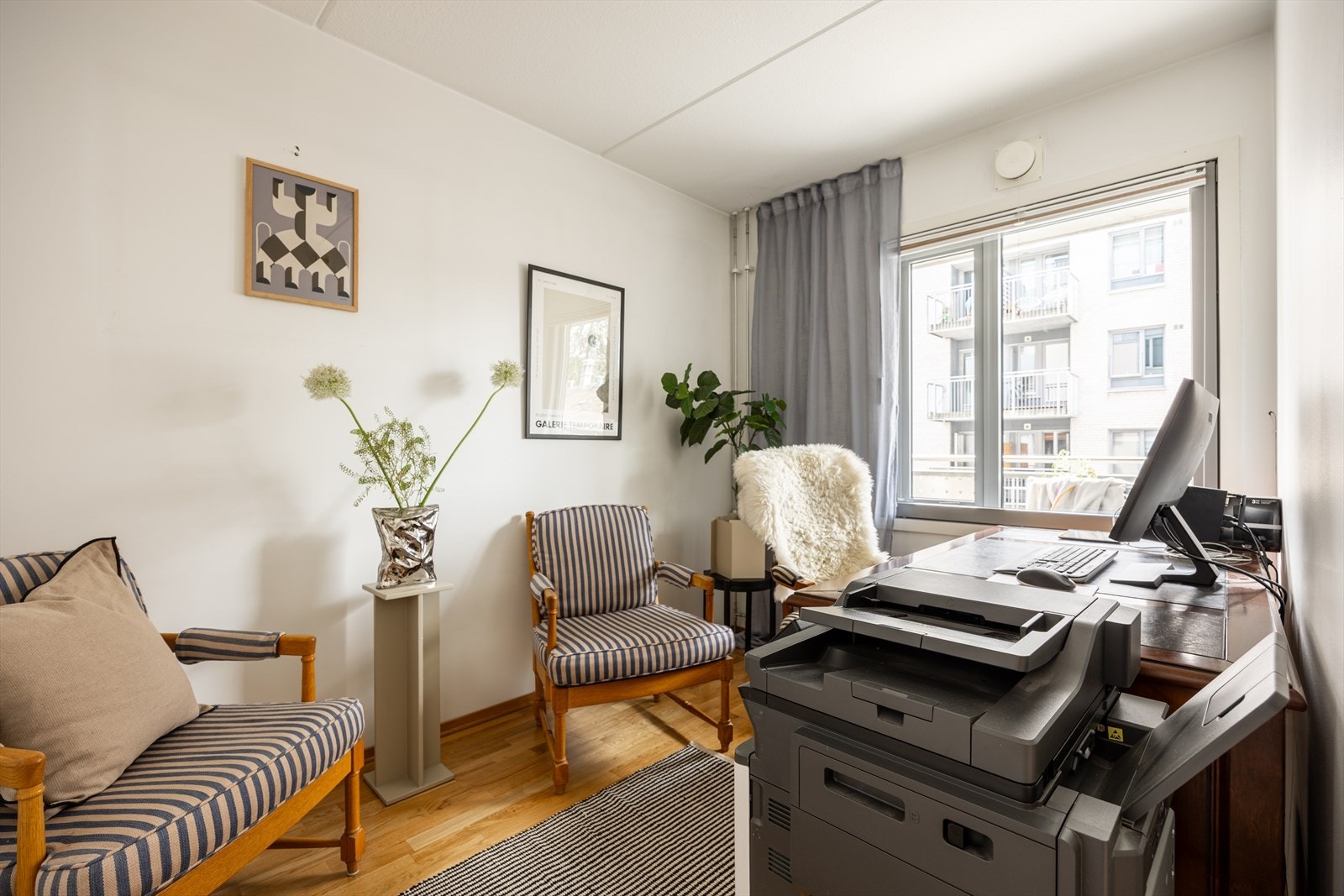 Fra stuen har du adkomst til soverom 2 som er et lyst og fint rom som passer perfekt som barnerom, gjesterom eller kontor. Galleribilde