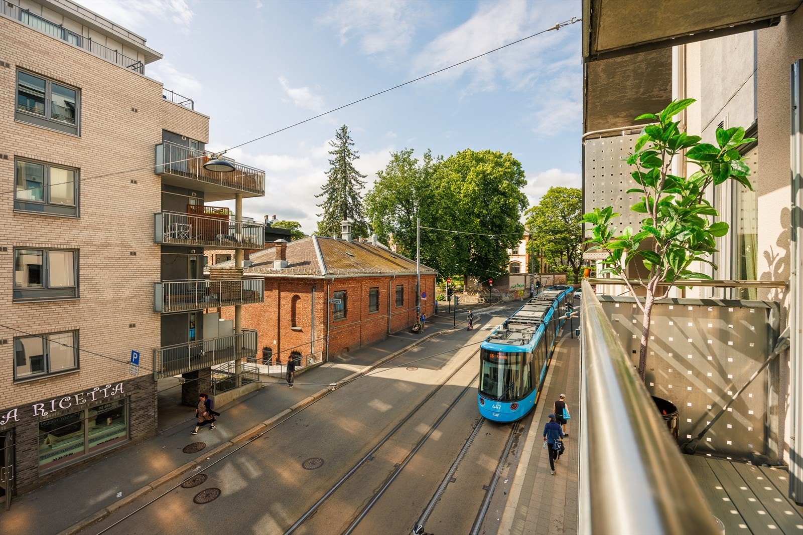 Et grønt og hyggelig utsyn fra boligen gir en fin kontrast til det urbane bylivet rett utenfor døren. Galleribilde