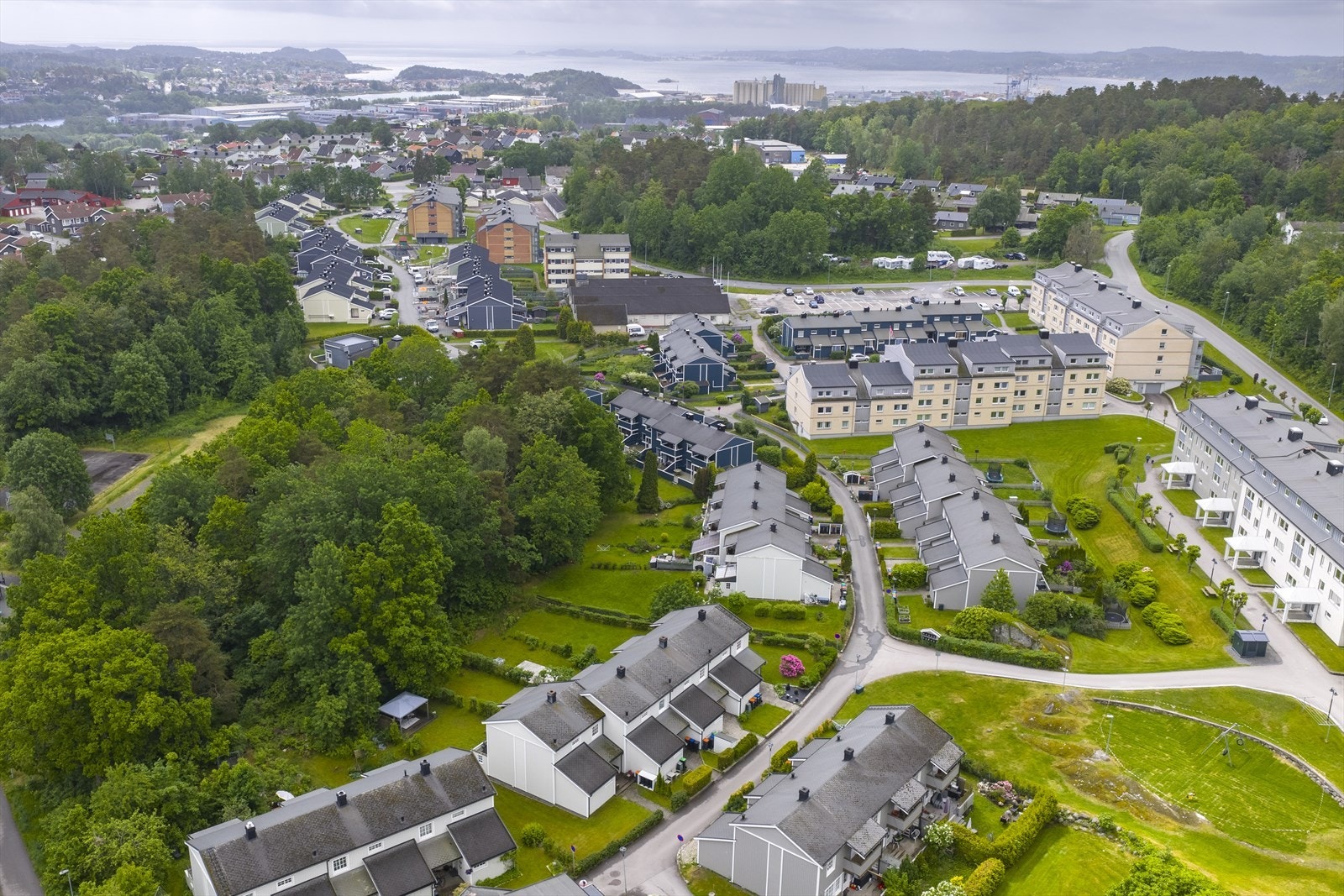 Området er preget av rekkehus og grøntarealer, med lite gjennomgangstrafikk. Galleribilde