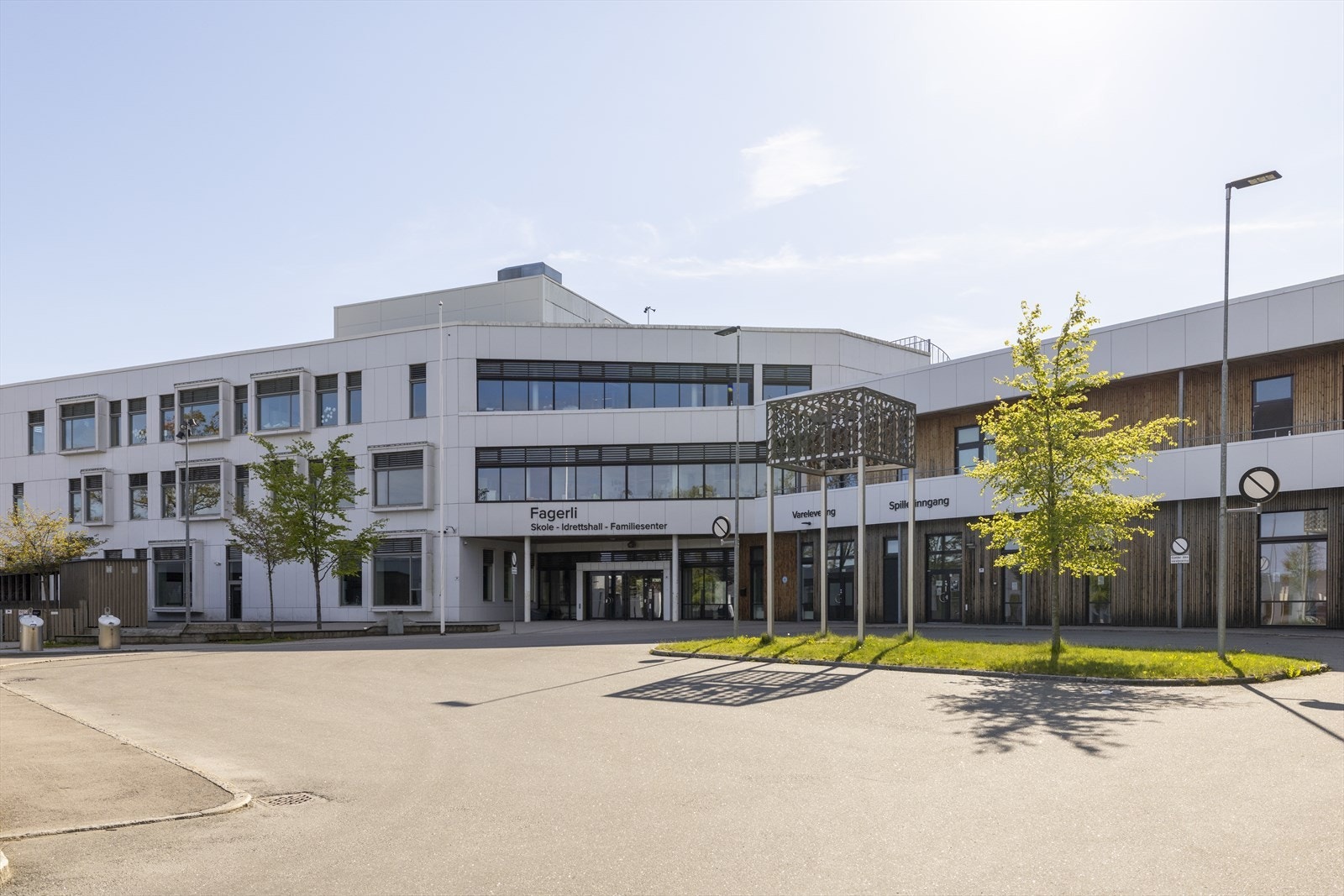 Fagerli skole (1-7. klasse) ligger kun 1,8 km fra boligen. Galleribilde
