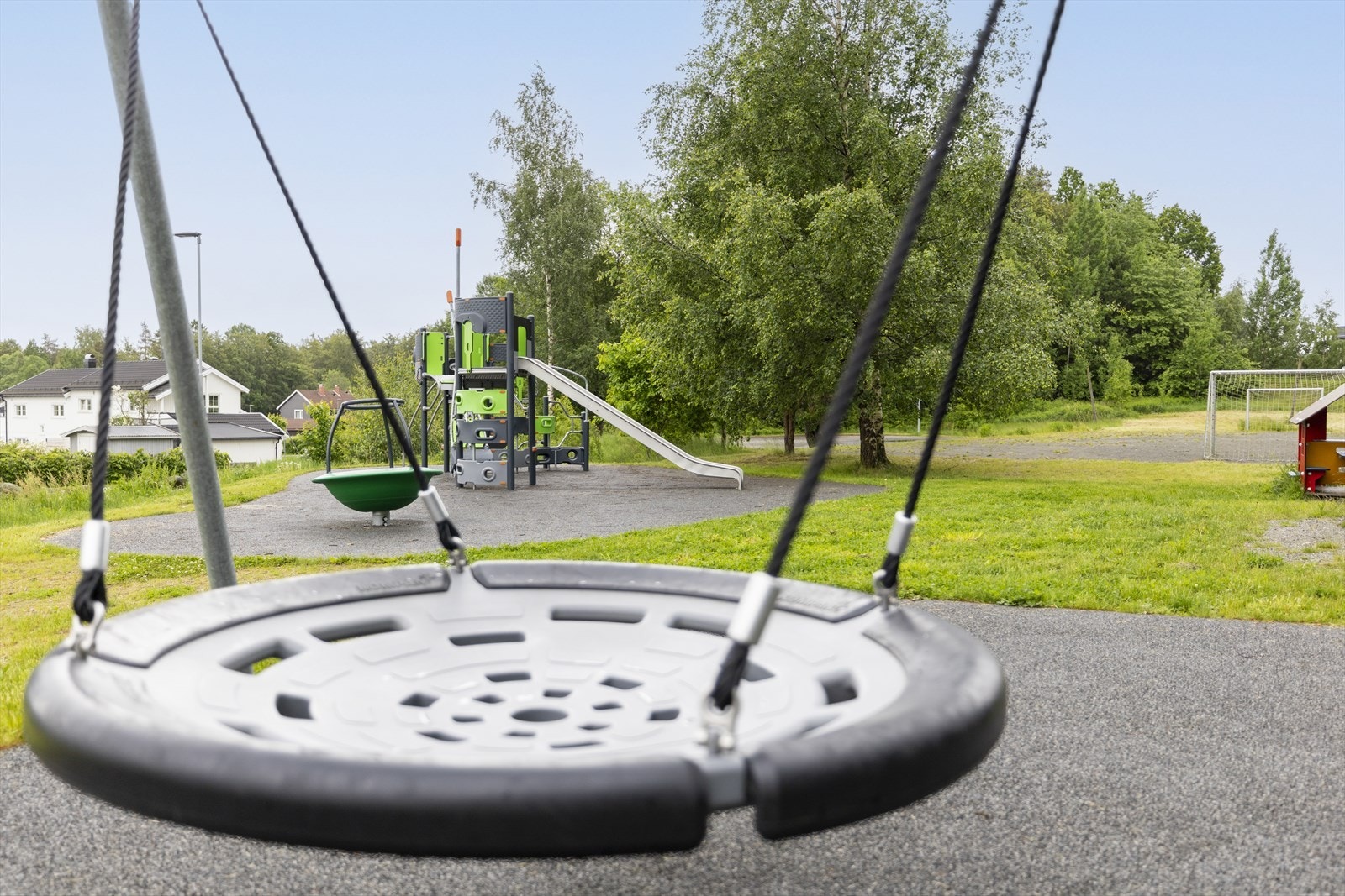 Nærområdet byr på flere lekeplasser og ballbinge. Galleribilde