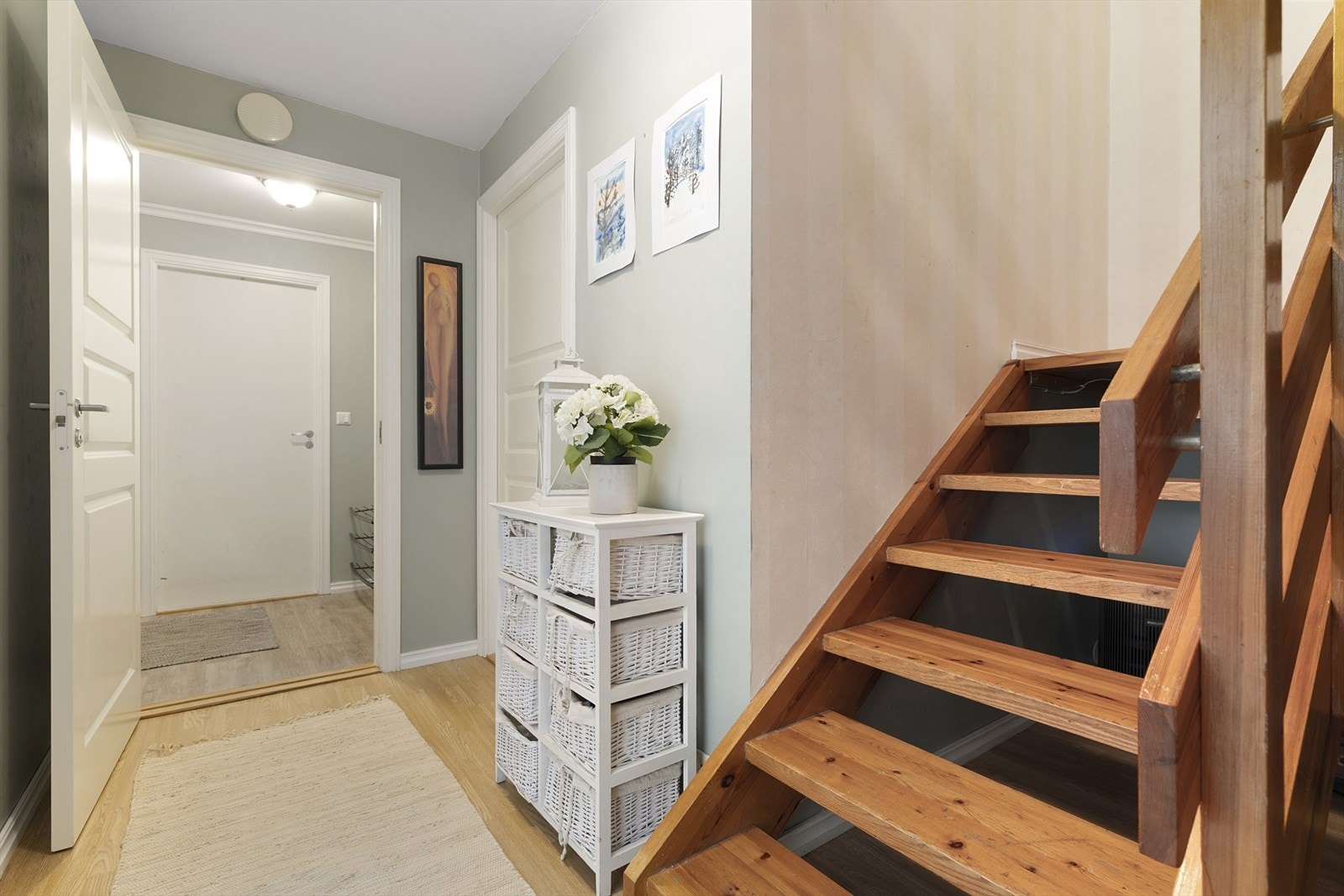 Fra gangen i første etasje fører en lakkert furutrapp opp til soveromsavdelingen. Galleribilde