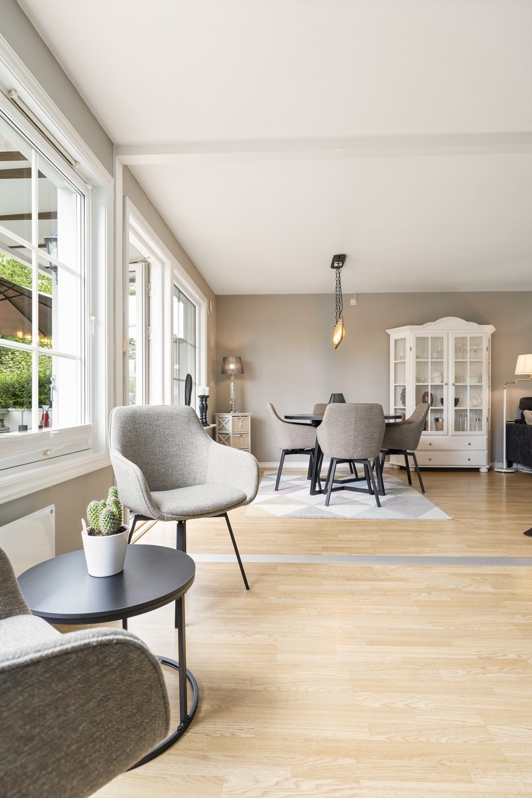 Vegger og himling i stuen ble malt i 2015. Galleribilde