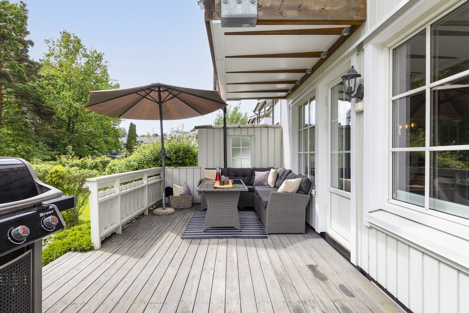 Terrassen på over 22 kvadratmeter gir rikelig med plass for utemøbler og grill. Galleribilde