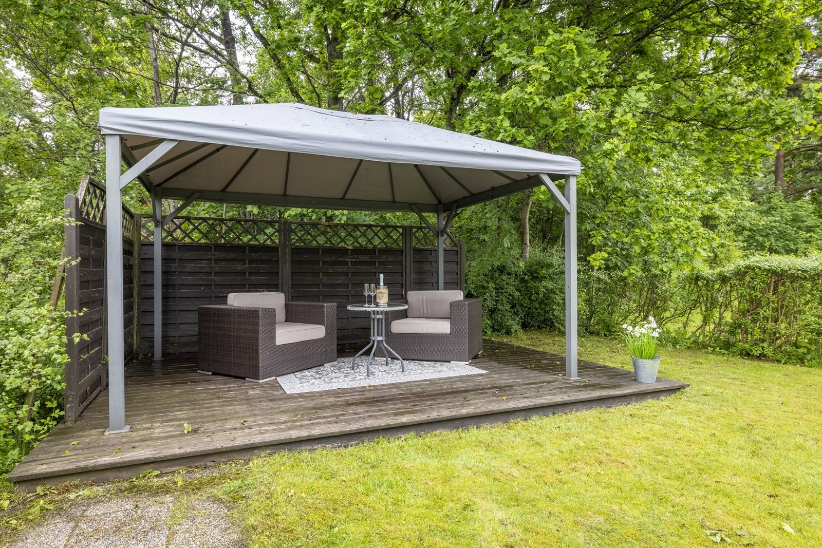 I hagen er det satt opp en platting med paviljong, perfekt for lune sommerkvelder. Galleribilde
