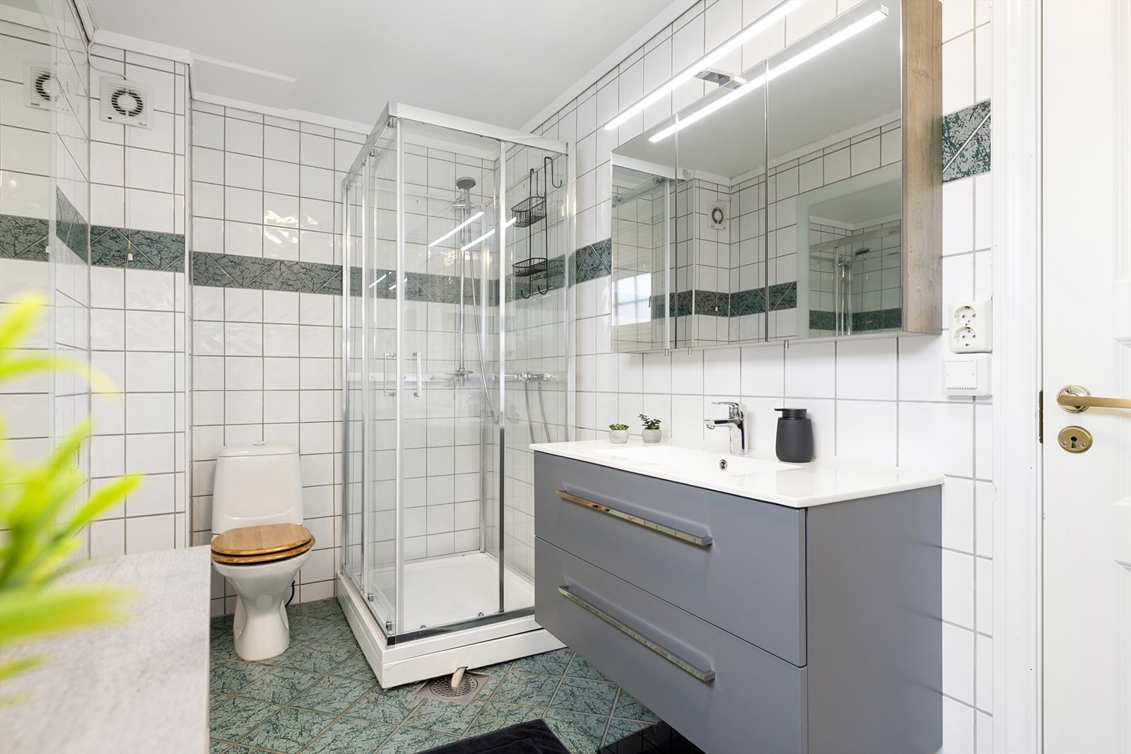 Badet i andre etasje har flislagt gulv med gulvvarme. Dusjkabinett og baderomsinnredning er nytt fra 2024. Galleribilde