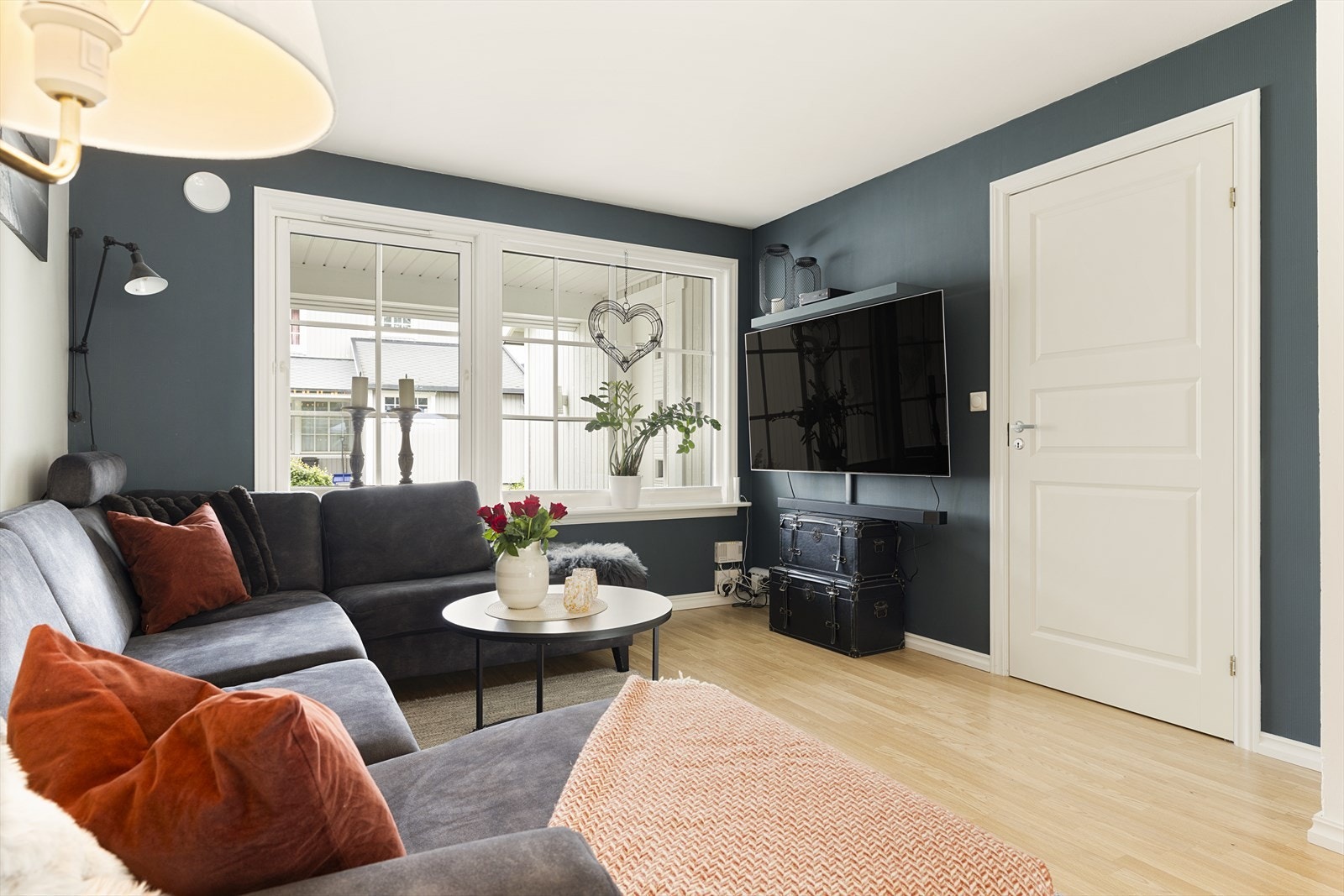Stuen har god plass til en romslig sofagruppe. Galleribilde