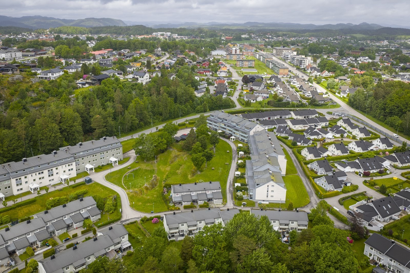 Fra eiendommen er det kort vei til både sentrumstjenester og naturområder. Galleribilde