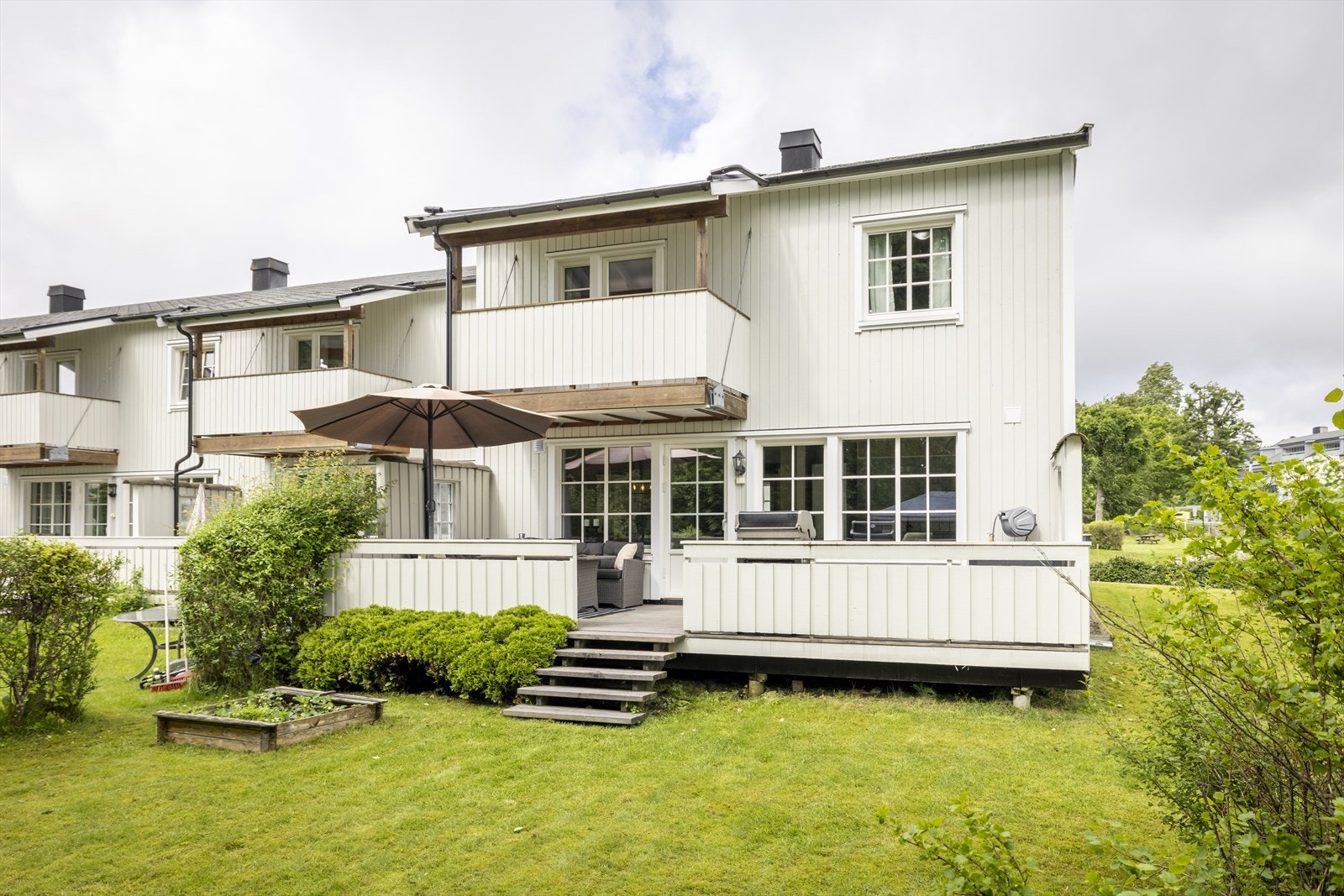Rekkehuset er godt vedlikeholdt med ny kledning fra 2014 og vedlikeholdsvennlige, alu-kledde vinduer fra 2008. Galleribilde