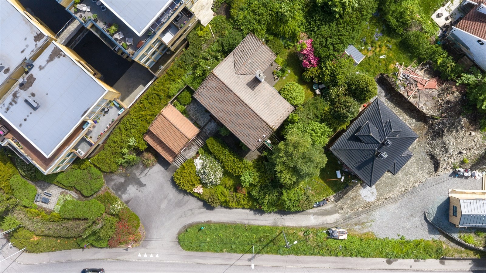 Eiendommen ligger på en flott tomt med etablerte uteområder og gode solforhold. Galleribilde