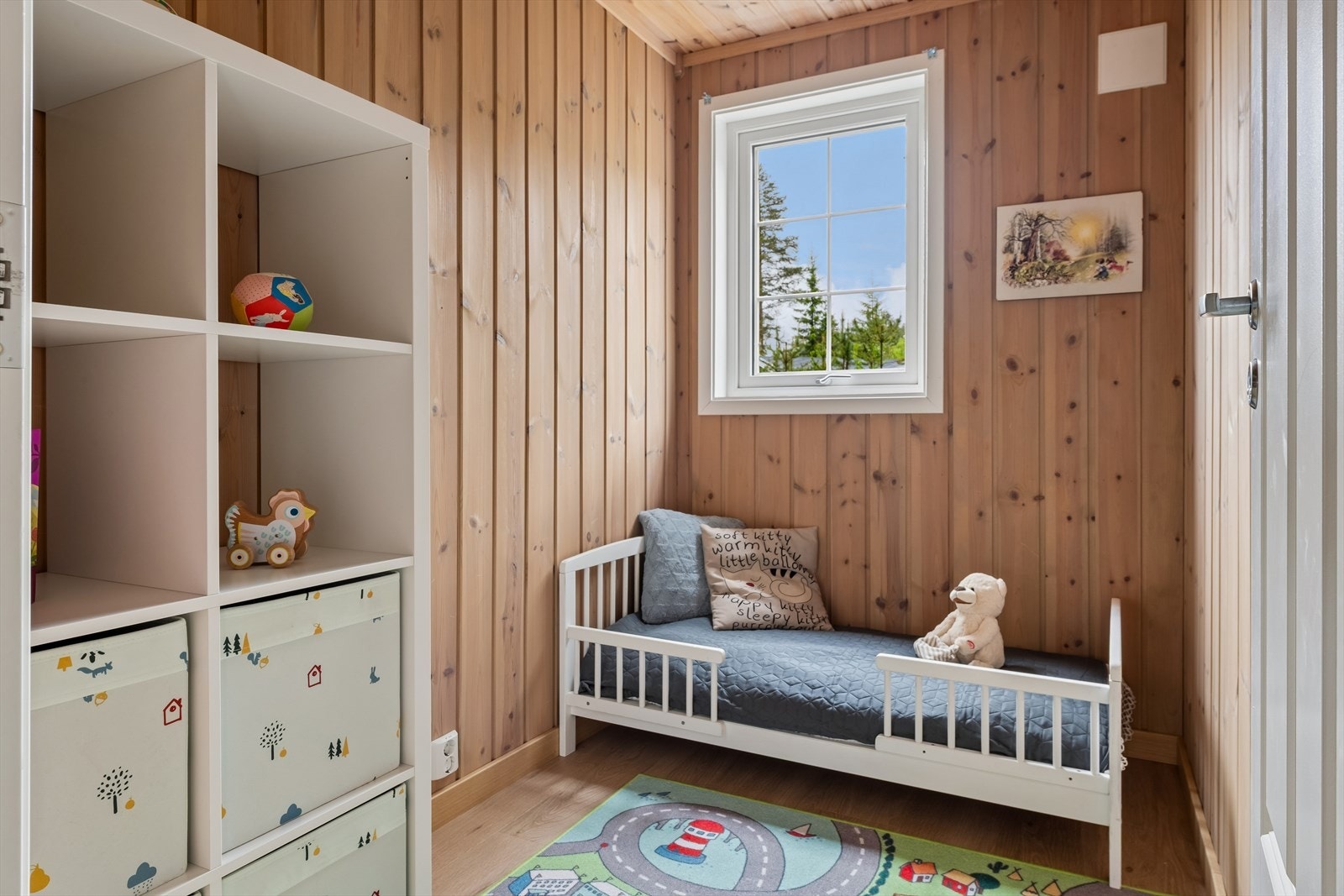 Rommene er holdt i en lys og nøytral stil. Galleribilde
