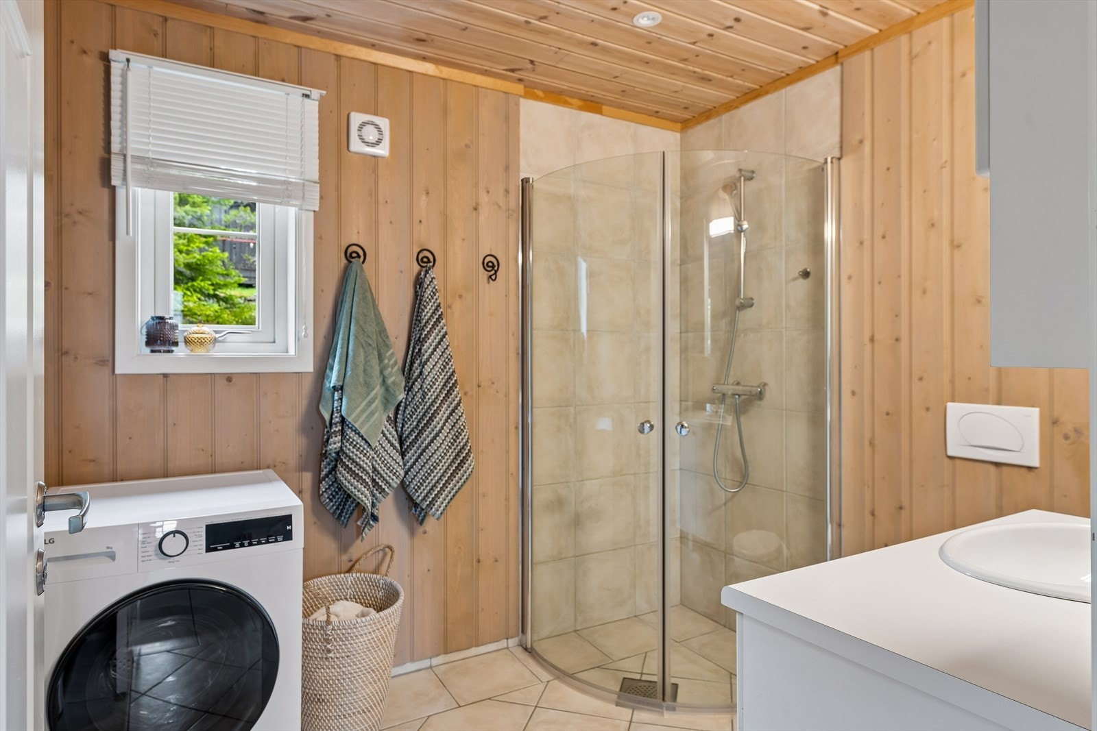 Badet i første etasje har flislagt gulv med elektriske varmekabler og opplegg for vaskemaskin. Galleribilde