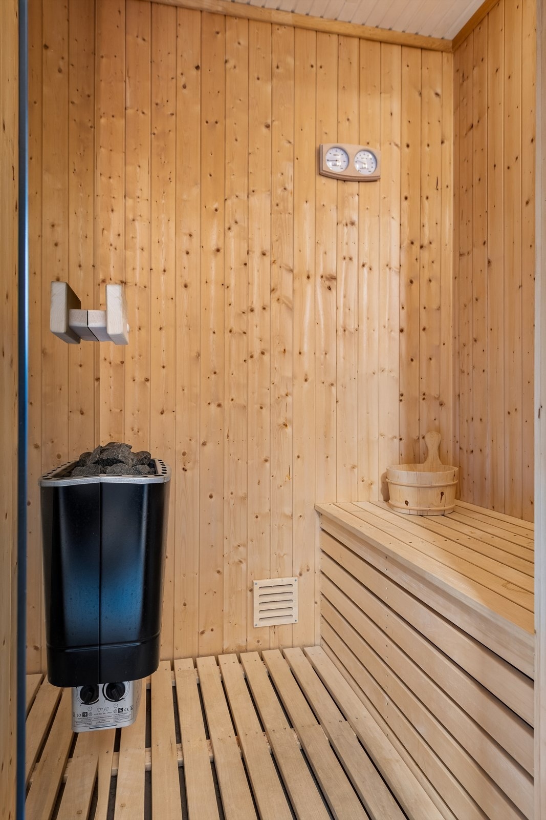 Fra badet er det adkomst til egen badstue med elektrisk ovn. Galleribilde