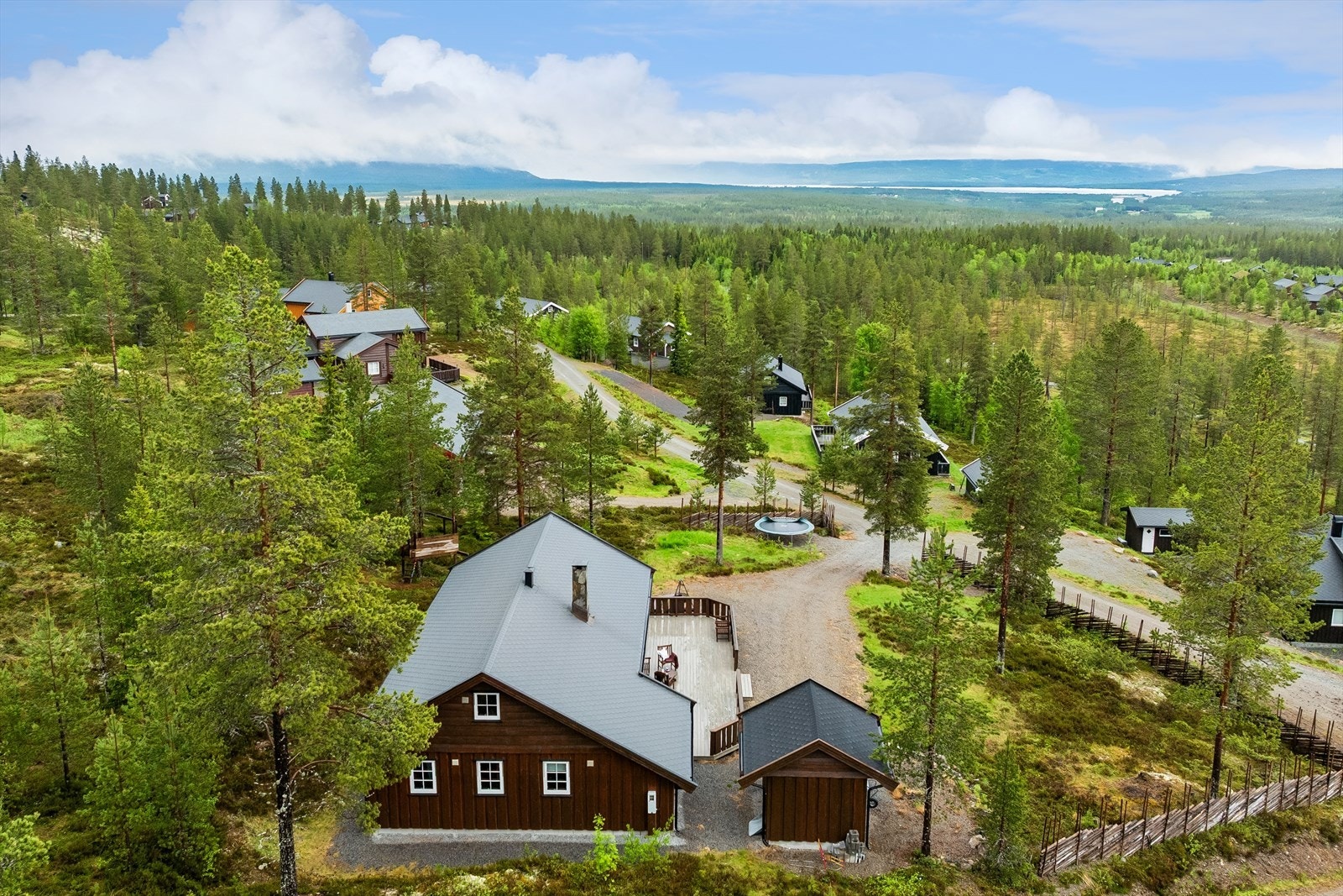 Eiendommen ligger i Furutangen, med umiddelbar nærhet til langrennsløyper og alpinanlegg. Fra hytta er det utsikt mot Osensjøen. Galleribilde