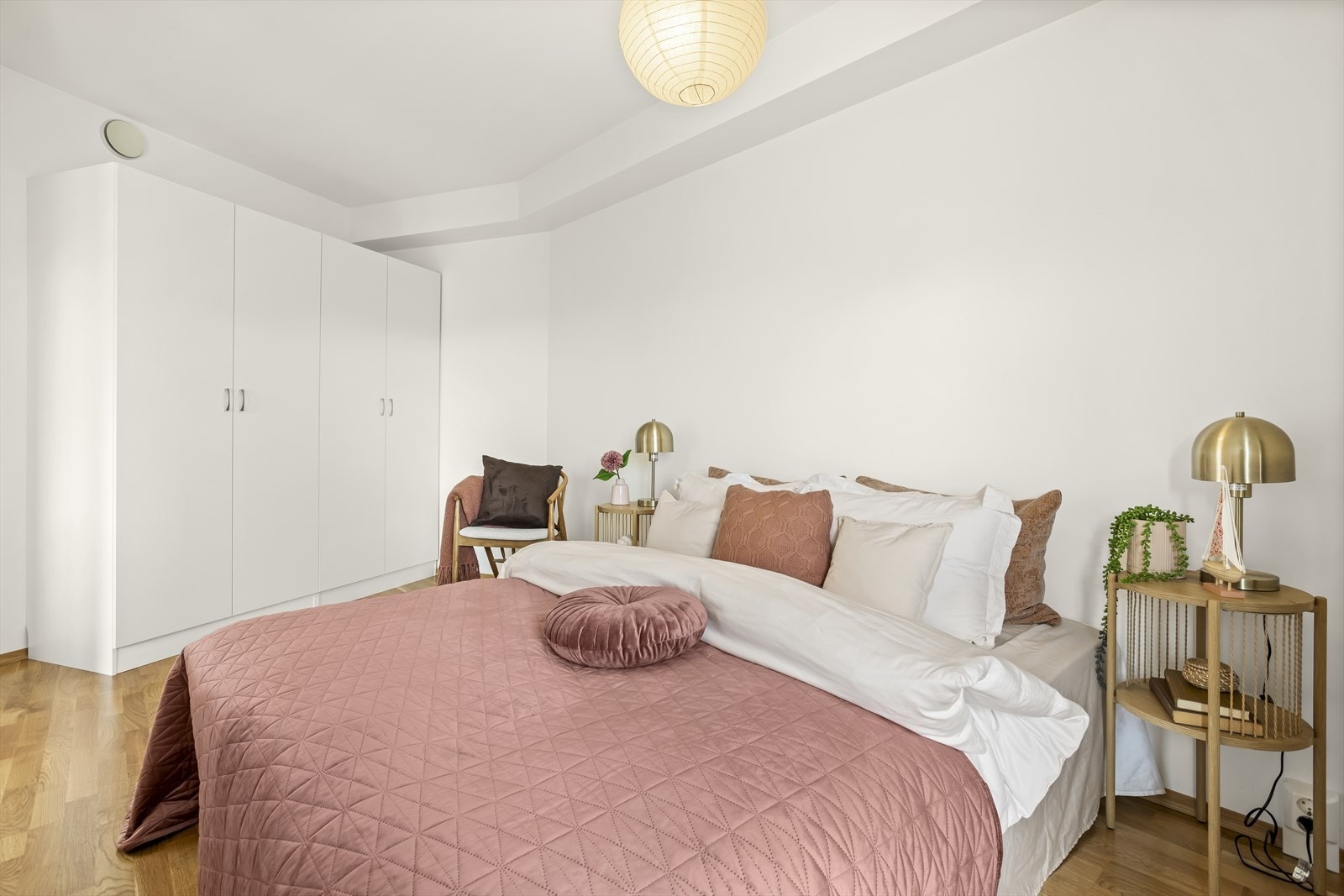 Godt med garderobe plass på soverommet Galleribilde