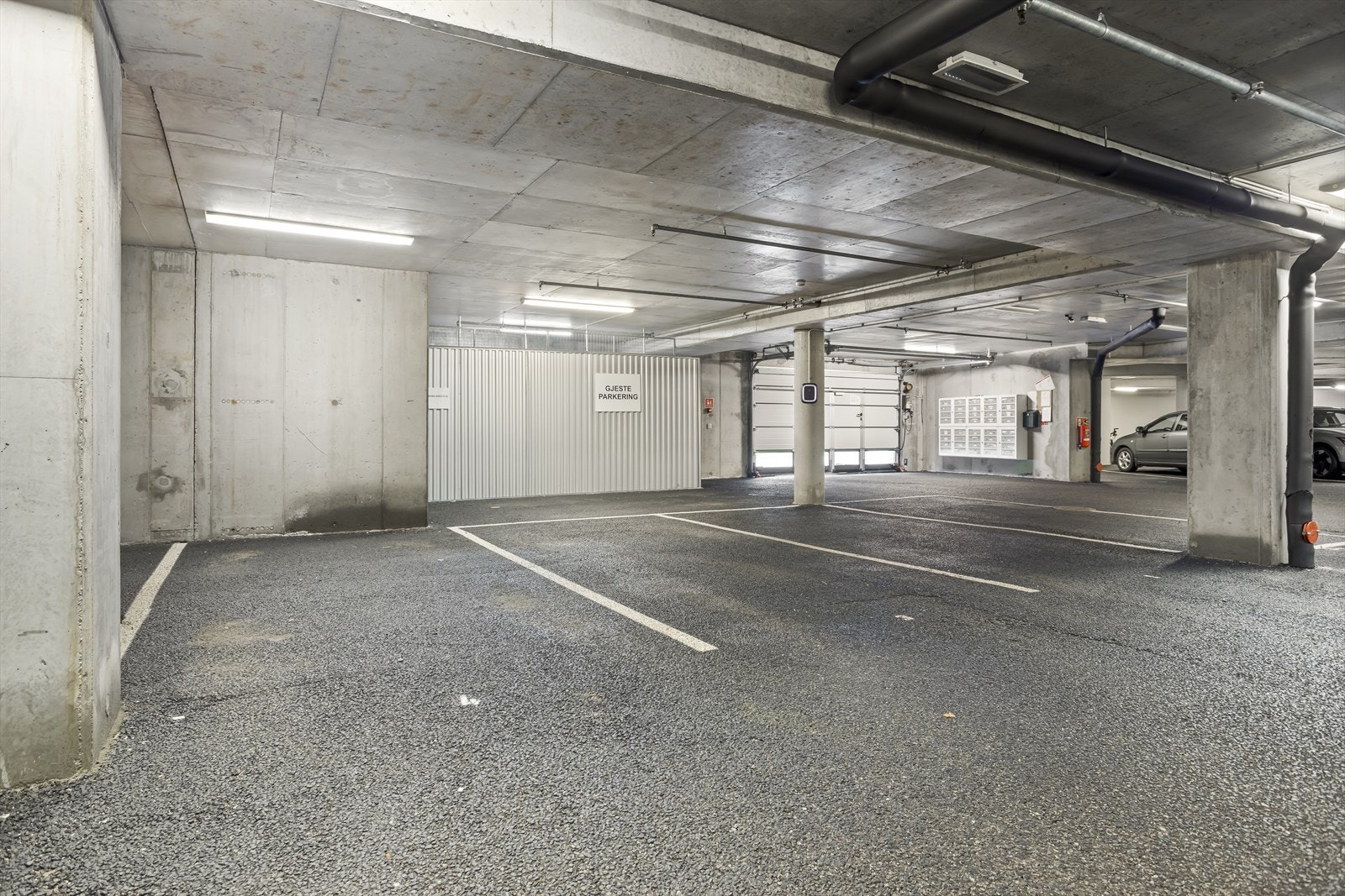Fast parkeeringsplass (nr.4) og ekstern egen bod i u.etg./felles garasjeanlegg. Galleribilde