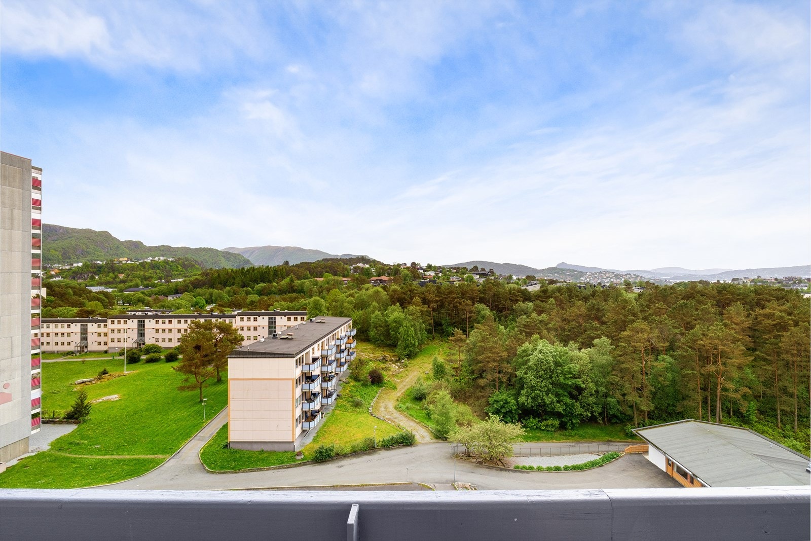 Leiligheten har gode sol og utsiktsforhold fra balkongen. Galleribilde