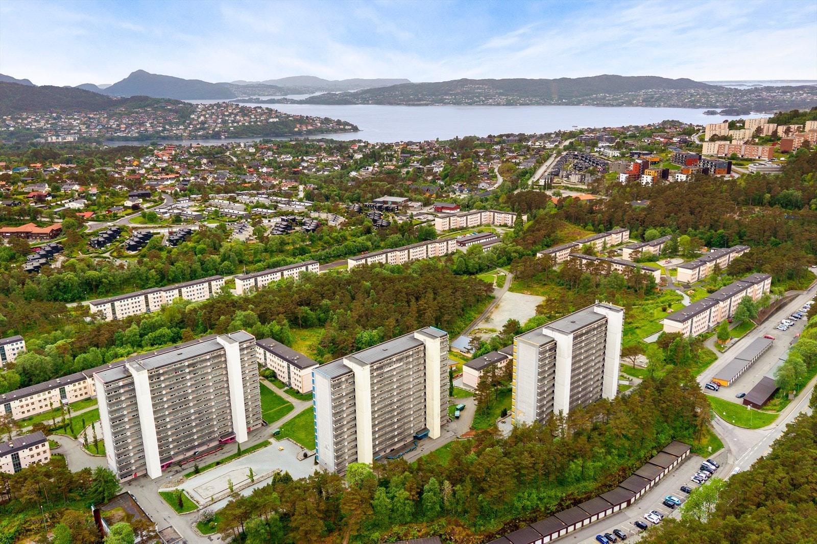 Jørn Tage Hereide v/ Aktiv Eiendomsmegling har gleden av å presentere Myrdalskogen 28. (Fotograf: Inderhaugboligfoto.no) Galleribilde