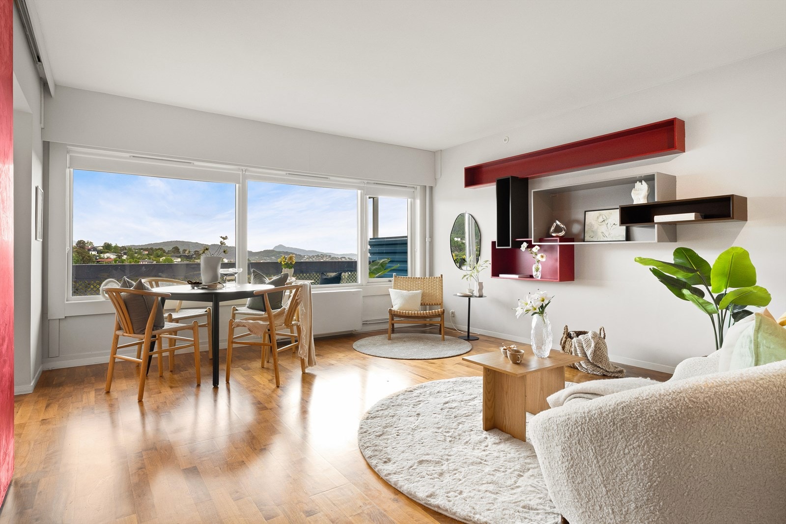 Romslig stue med plass til både sofagruppe og spisebord. Galleribilde